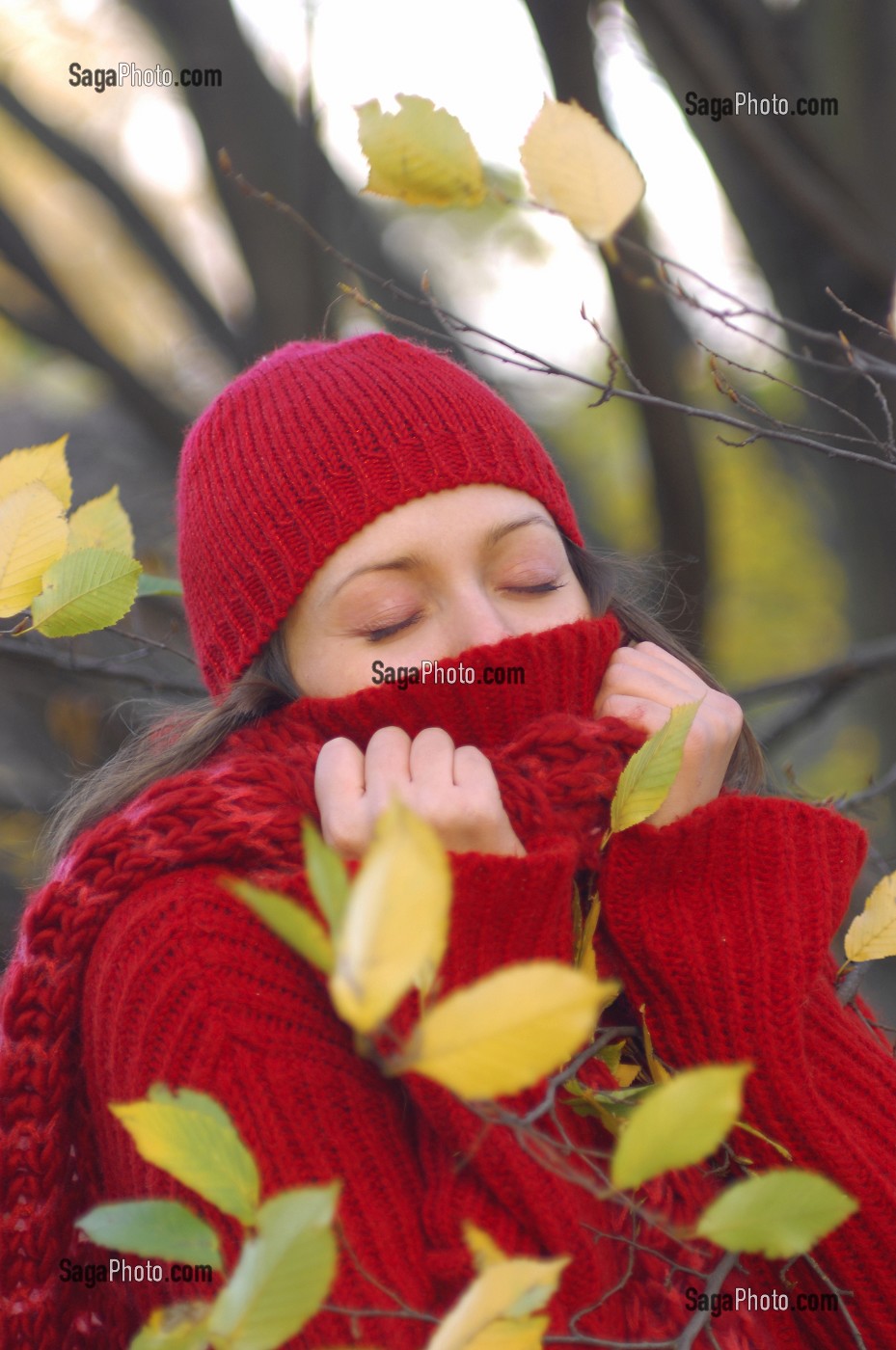 JEUNE FEMME EMMITOUFLEE SE RESSOURCANT EN FORET, A L'AUTOMNE 