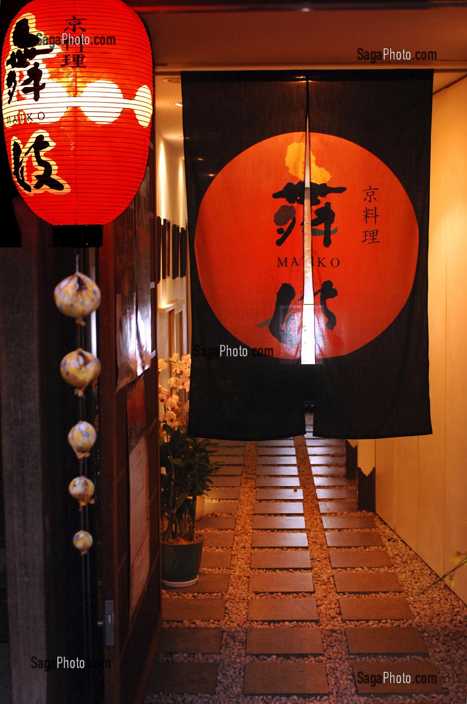 LANTERNE DE PAPIER ROUGE TRADITIONNELLE (AKACHOCHIN), UTILISEE COMME ENSEIGNE DE RESTAURANT (IZAKAYA) A KYOTO, JAPON, ASIE 