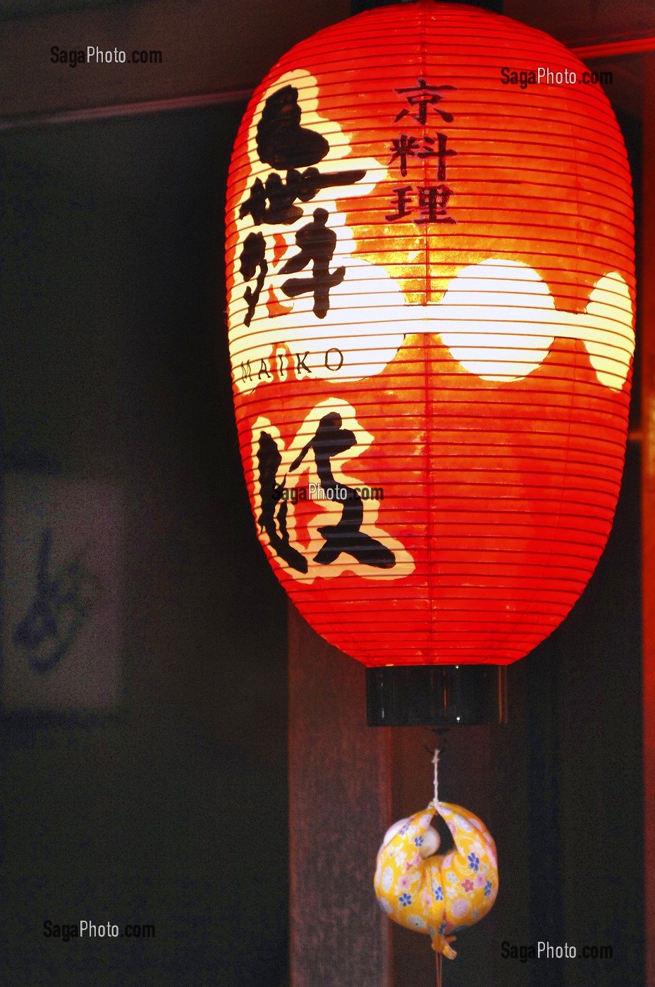 LANTERNE DE PAPIER ROUGE TRADITIONNELLE (AKACHOCHIN), UTILISEE COMME ENSEIGNE DE RESTAURANT (IZAKAYA) A KYOTO, JAPON, ASIE 