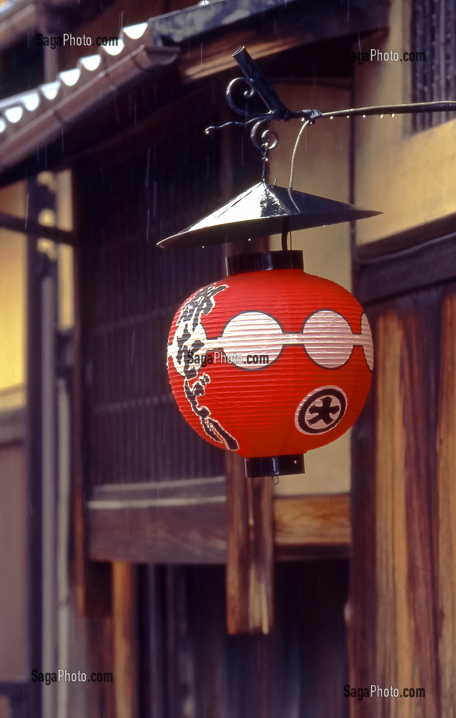 LANTERNE DE PAPIER ROUGE TRADITIONNELLE (CHOCHIN) AVEC LES ARMOIRIES DE LA MAISON DE GEISHAS (OKIYA), OU HABITENT LES GEISHAS (GEIKO) ET LES APPRENTIES (MAIKO), QUARTIER DE GION, KYOTO, JAPON, ASIE 