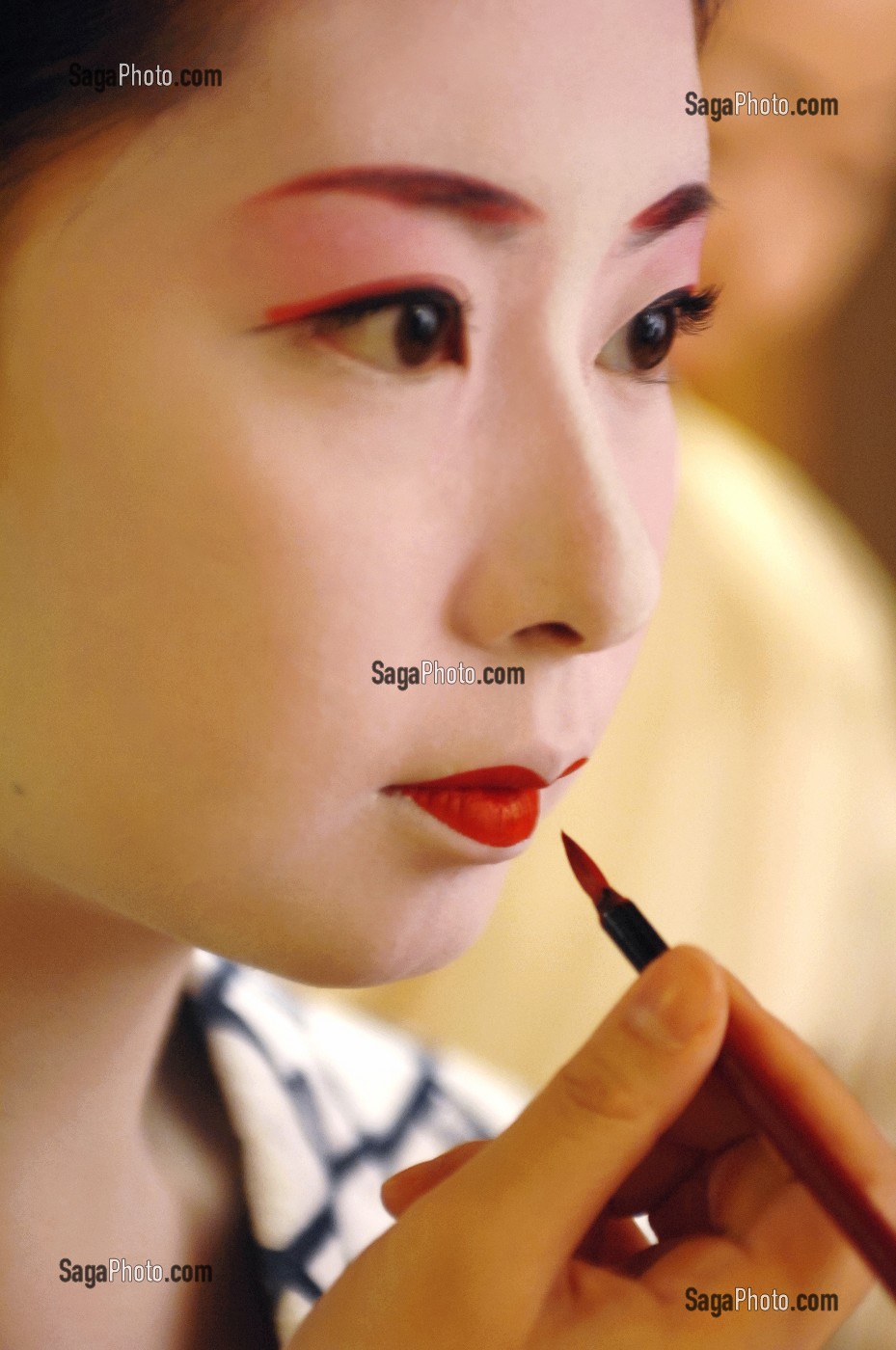 MAQUILLAGE TRADITIONNEL (DORAN) D’UNE MAIKO (APPRENTIE GEISHA), APPLICATION DU ROUGE A LEVRES (KUSHIBENI) AU PINCEAU, UNE PETITE BOUCHE (OCHOBO KUSHI) ETANT UN CRITERE DE BEAUTE, QUARTIER DE GION, KYOTO, JAPON, ASIE 