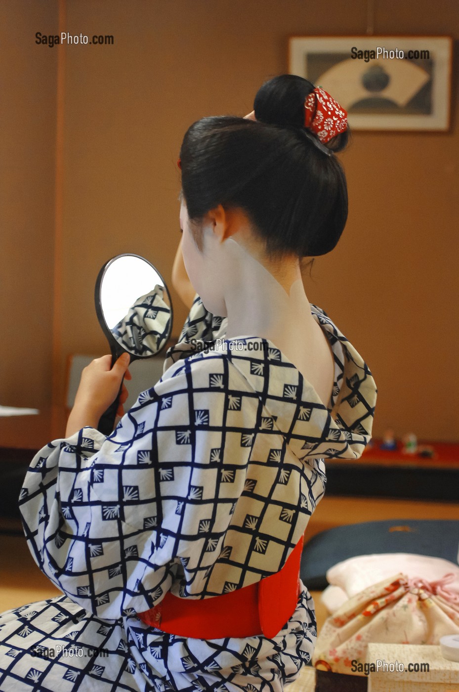 MAQUILLAGE ET COIFFURE TRADITIONNELS D’UNE MAIKO (APPRENTIE GEISHA), CHIGNON EN FORME DE PECHE FENDUE (WARESHINOBU) ORNE DE RUBANS EN SOIE (KANOKO), QUARTIER DE GION, KYOTO, JAPON, ASIE 