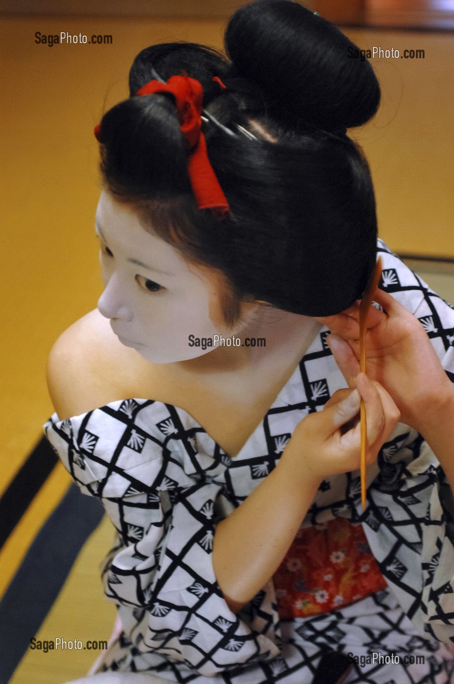 COIFFURE TRADITIONNELLE D’UNE MAIKO (APPRENTIE GEISHA), MAIKO ARRANGEANT SON CHIGNON EN FORME DE PECHE FENDUE (WARESHINOBU) ORNE DE RUBANS EN SOIE (KANOKO) AVEC UN PEIGNE (KUSHI) EN BUIS, QUARTIER DE GION, KYOTO, JAPON, ASIE 