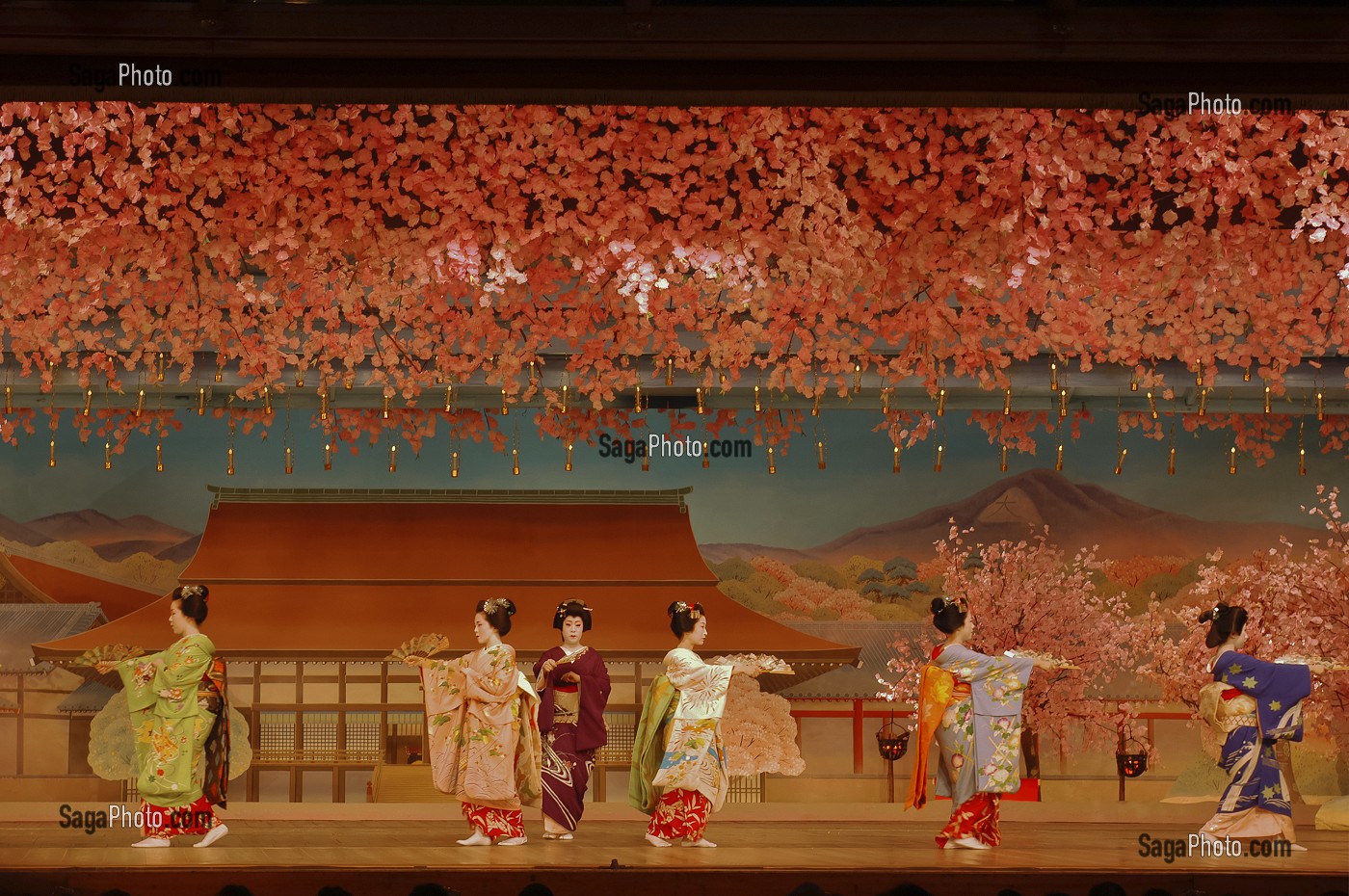 DANSE DES CERISIERS INTERPRETEE PAR LES GEIKOS ET MAIKOS DANSEUSES (TACHIKATA), SPECTACLE MIYAKO-ODORI AU THEATRE KABURENJO DE DANSE TRADITIONNELLE, QUARTIER DE GION-KOBU, KYOTO, JAPON, ASIE 