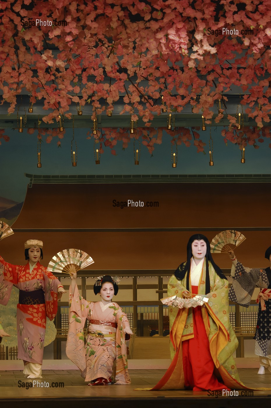 DANSE DES CERISIERS INTERPRETEE PAR LES GEIKOS ET MAIKOS DANSEUSES (TACHIKATA), SPECTACLE MIYAKO-ODORI AU THEATRE KABURENJO DE DANSE TRADITIONNELLE, QUARTIER DE GION-KOBU, KYOTO, JAPON, ASIE 