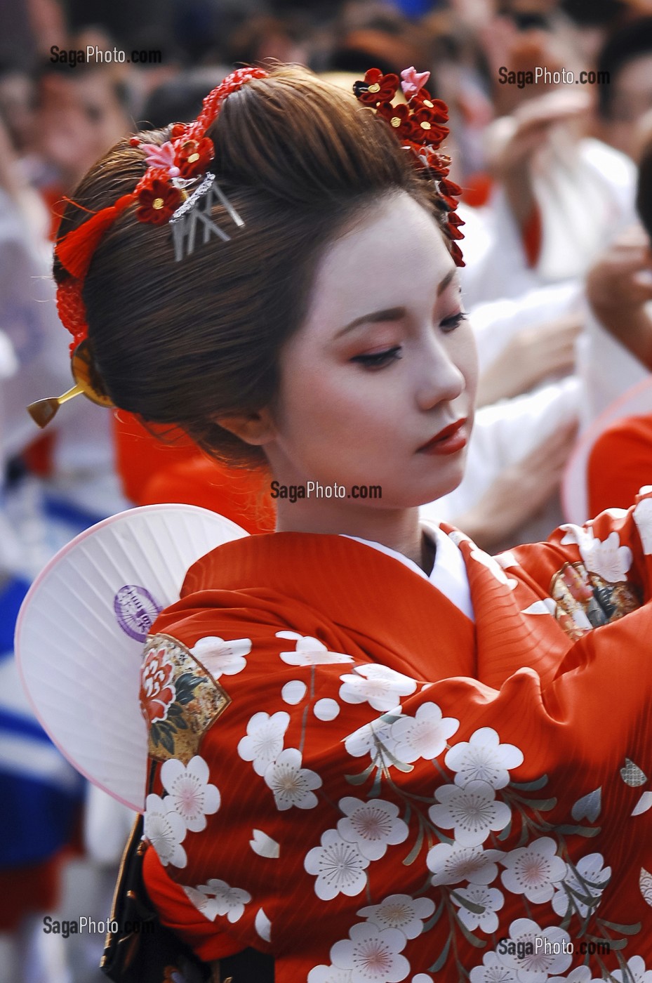 JEUNE FEMME JAPONAISE HABILLEE EN MAIKO (APPRENTIE GEISHA) ET PORTANT LE MAQUILLAGE TRADITIONNEL (DORAN) LORS DE LA FETE FEODALE DES SEIGNEURS, LE DAIMYO GYORETSU, OU LES JAPONAIS DEFILENT EN COSTUME D'EPOQUE, HAKONE, JAPON, ASIE 