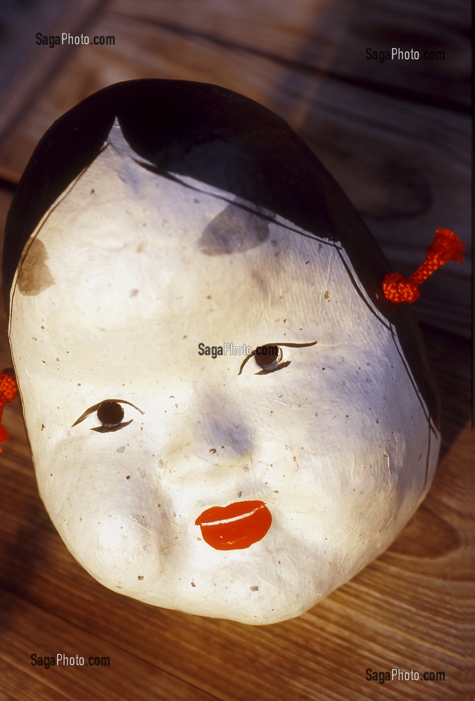 MASQUE JAPONAIS REPRESENTANT OKAME, DIVINITE JAPONAISE DE LA GAITE APPELEE AUSSI UZUME, JAPON, ASIE 
