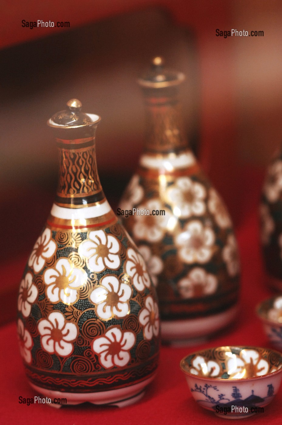 PETITES BOUTEILLES EN PORCELAINE CONTENANT DU SAKE, BOISSON ALCOOLISEE A BASE DE RIZ QUE L'ON SERT DANS DE PETITES TASSES, JAPON, ASIE 