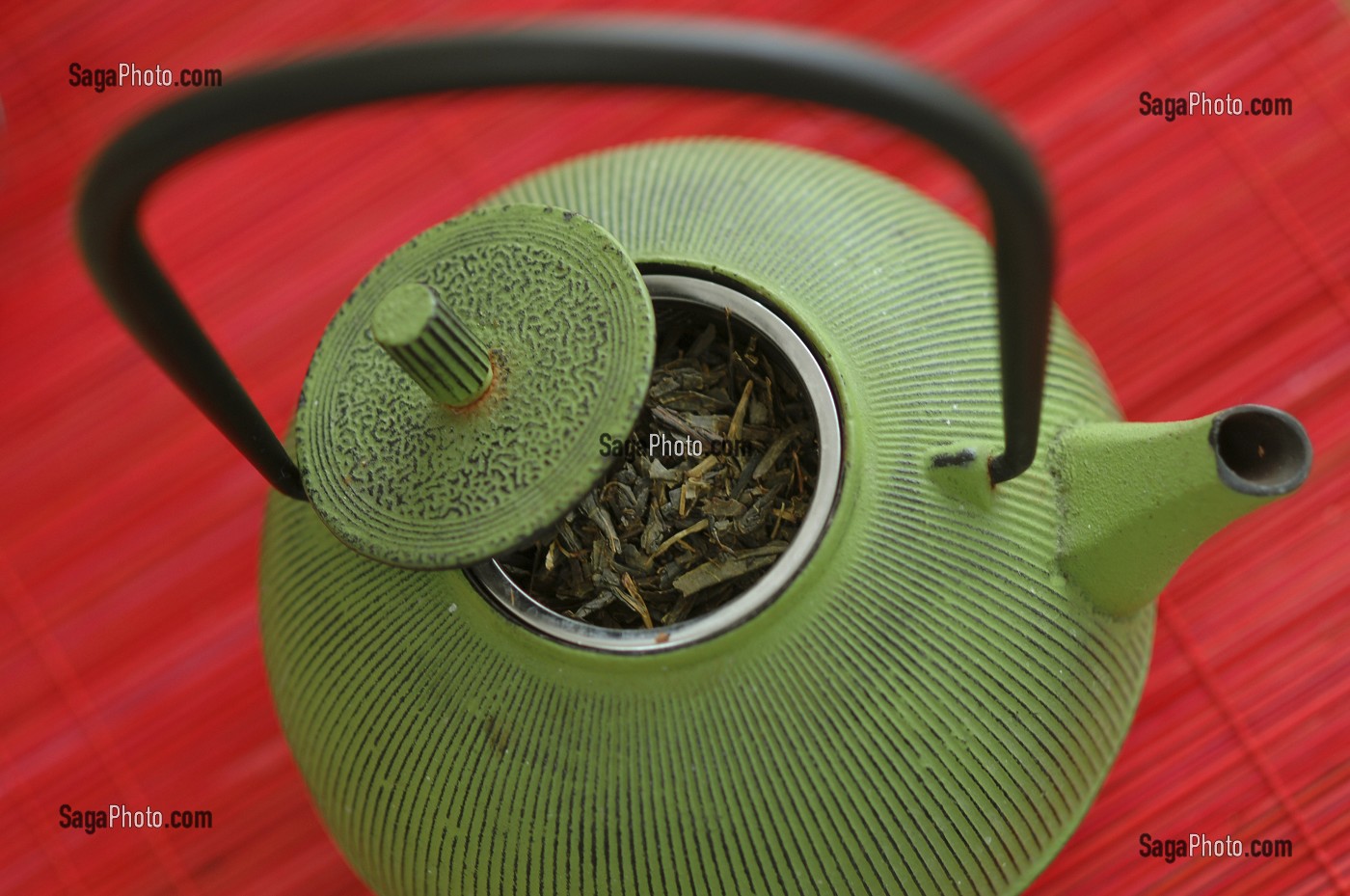 THE VERT ORDINAIRE JAPONAIS (SENCHA) EN FEUILLES DANS UNE THEIERE OU BOUILLOIRE (CHAGAMA), THE AU GOUT D'ALGUE OU D'HERBE, TRES UTILISE AU JAPON, NOTAMMENT POUR SES VERTUS ANTI-OXYDANTES 