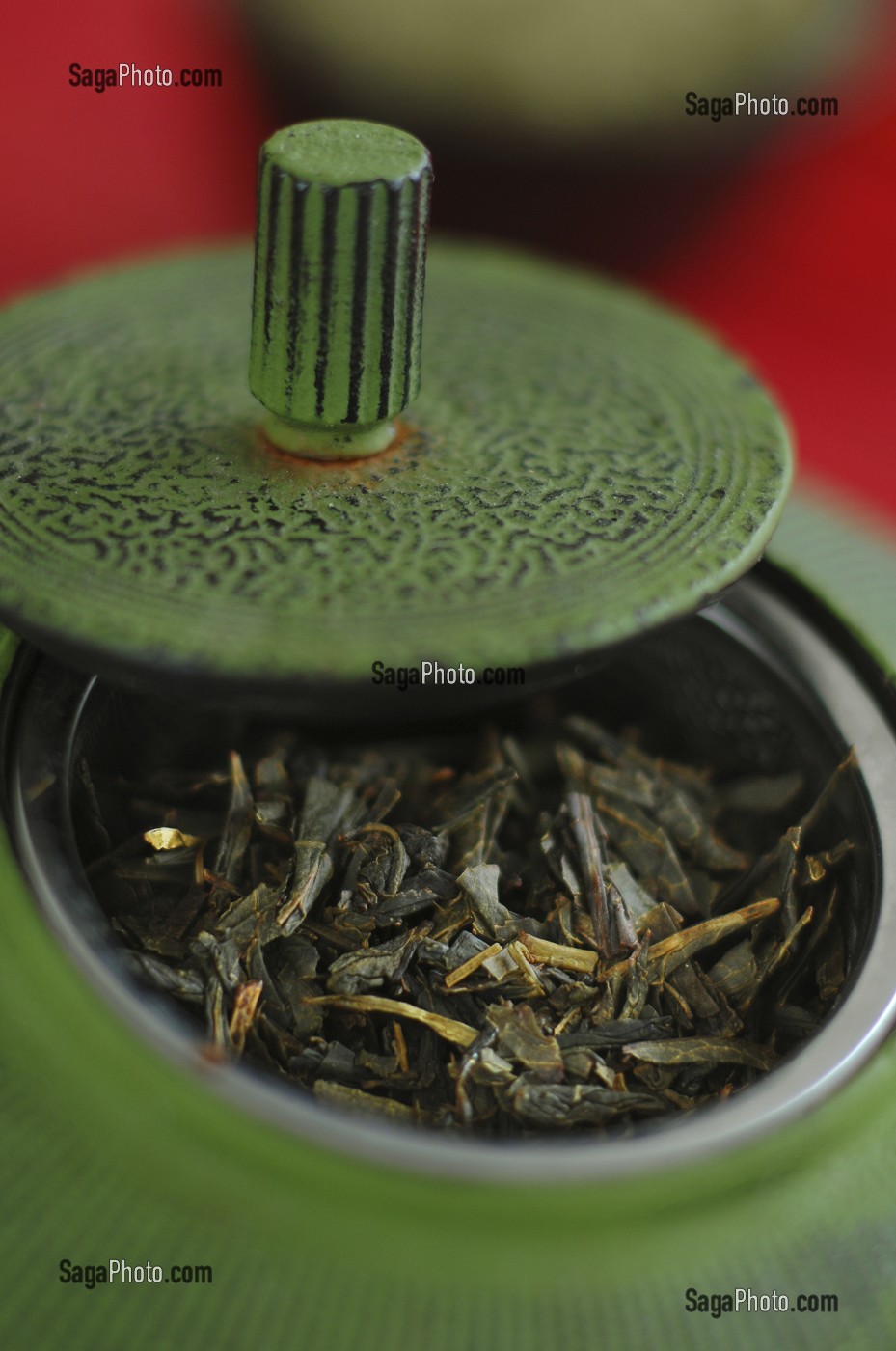 THE VERT ORDINAIRE JAPONAIS (SENCHA) EN FEUILLES DANS UNE THEIERE OU BOUILLOIRE (CHAGAMA), THE AU GOUT D'ALGUE OU D'HERBE, TRES UTILISE AU JAPON, NOTAMMENT POUR SES VERTUS ANTI-OXYDANTES 