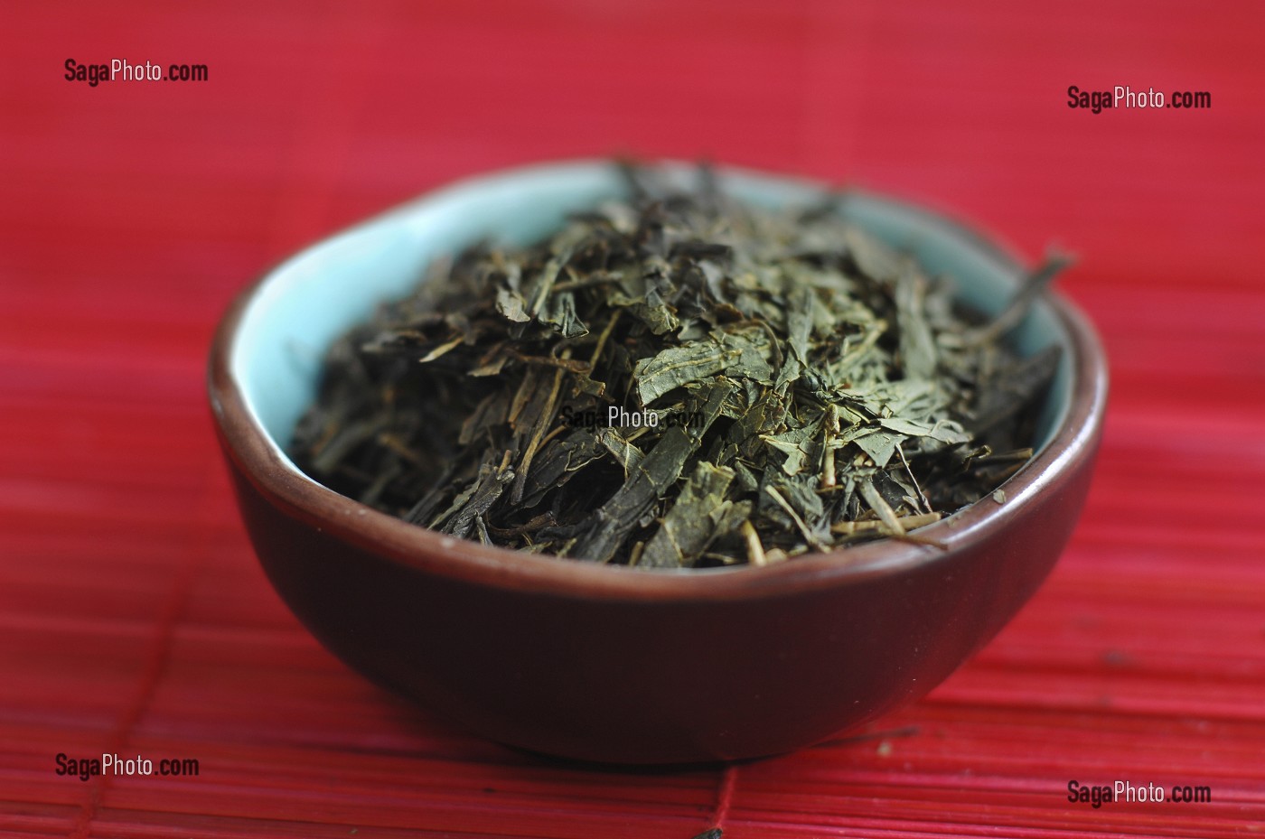 THE VERT ORDINAIRE JAPONAIS (SENCHA) EN FEUILLES DANS UN BOL (CHAWAN), THE AU GOUT D'ALGUE OU D'HERBE, TRES UTILISE AU JAPON, NOTAMMENT POUR SES VERTUS ANTI-OXYDANTES 