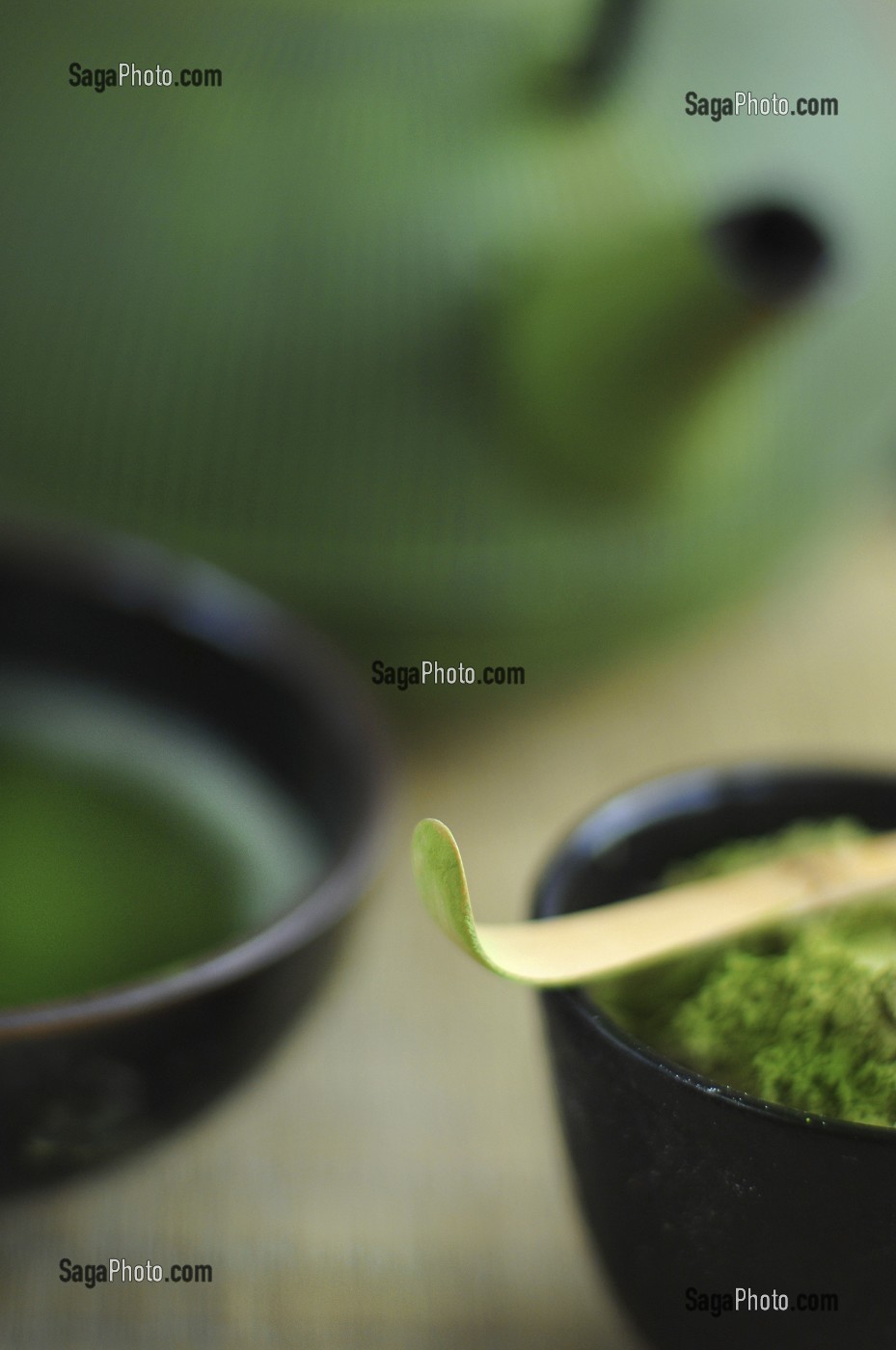 USTENSILES UTILISES POUR LA CEREMONIE TRADITIONNELLE DU THE. THE VERT JAPONAIS EN POUDRE (MATCHA) DANS SON BOL (CHAWAN), PETITE ECOPE (CHASHAKU) EN BAMBOU ET THEIERE OU BOUILLOIRE (CHAGAMA), JAPON, ASIE 