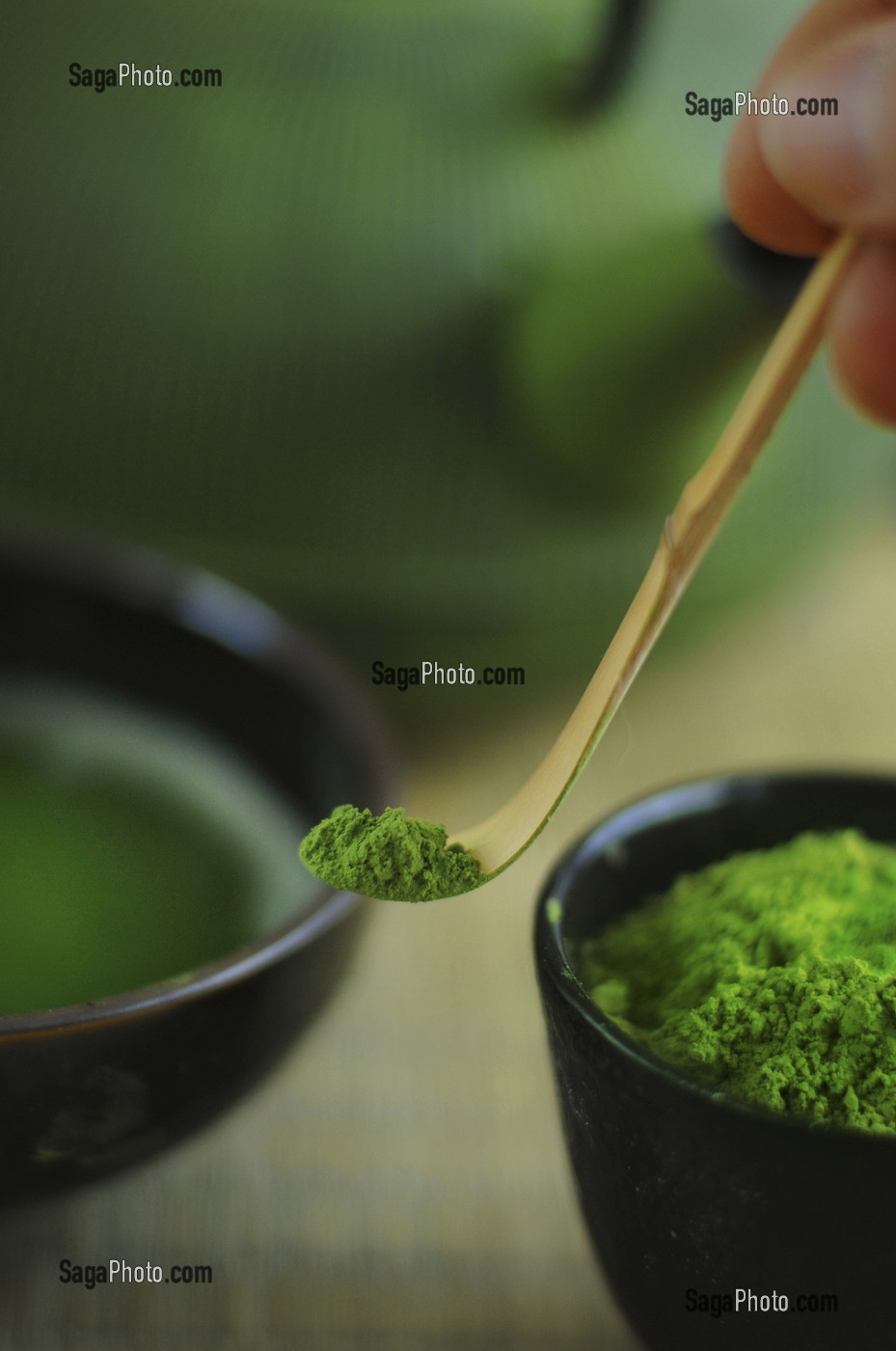 USTENSILES UTILISES POUR LA CEREMONIE TRADITIONNELLE DU THE. THE VERT JAPONAIS EN POUDRE (MATCHA) DANS SON BOL (CHAWAN), PETITE ECOPE (CHASHAKU) ET FOUET (CHASEN) EN BAMBOU, JAPON, ASIE 