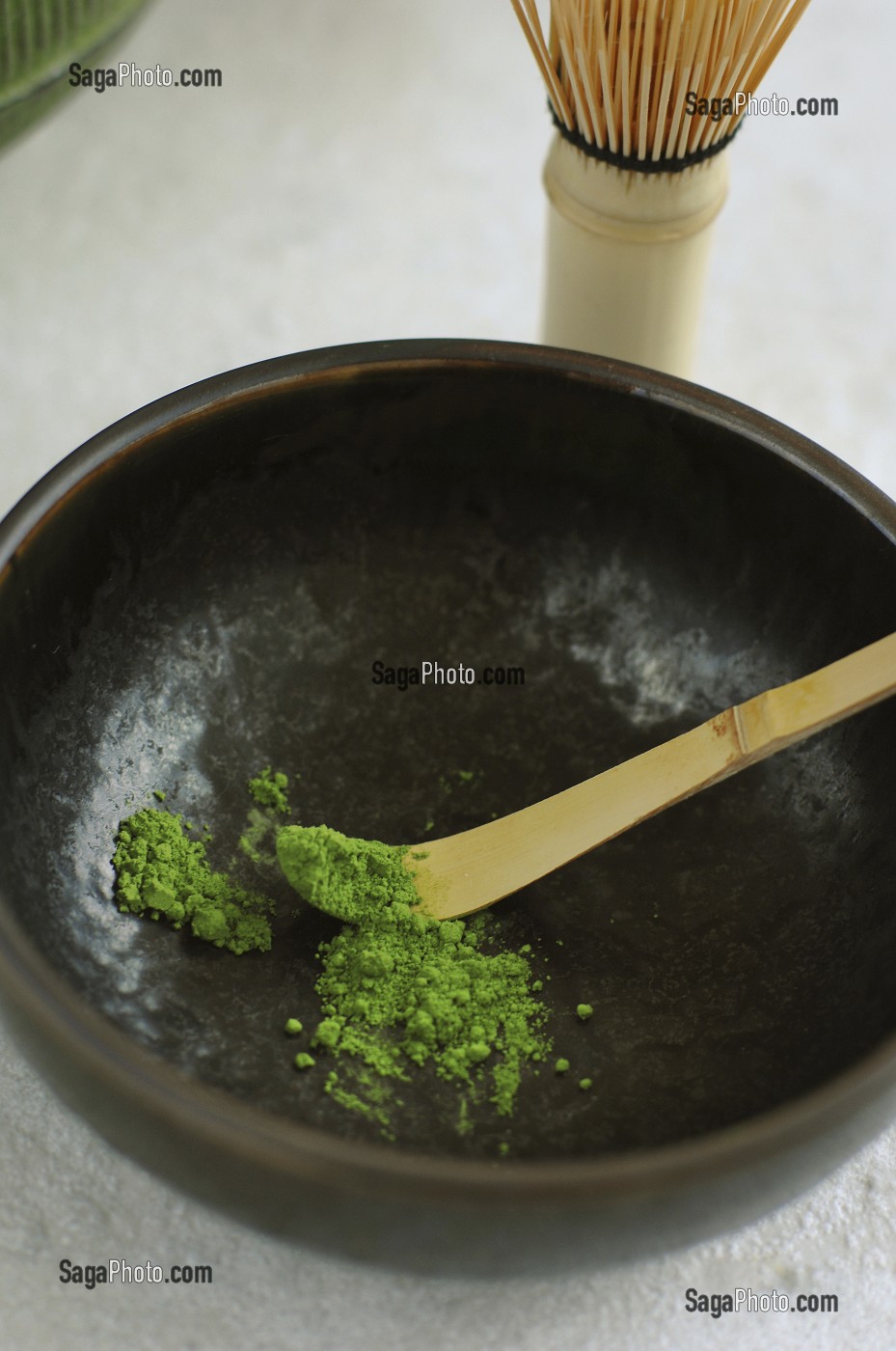 USTENSILES UTILISES POUR LA CEREMONIE TRADITIONNELLE DU THE. THE VERT JAPONAIS EN POUDRE (MATCHA) DANS SON BOL (CHAWAN), PETITE ECOPE (CHASHAKU) ET FOUET (CHASEN) EN BAMBOU, JAPON, ASIE 