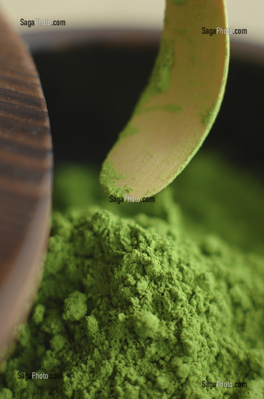 PREPARATION DE LA CEREMONIE TRADITIONNELLE DU THE. THE VERT JAPONAIS EN POUDRE (MATCHA), UTILISE AUSSI POUR PARFUMER LA CUISINE JAPONAISE ET PETITE ECOPE EN BAMBOU (CHASHAKU), JAPON, ASIE 