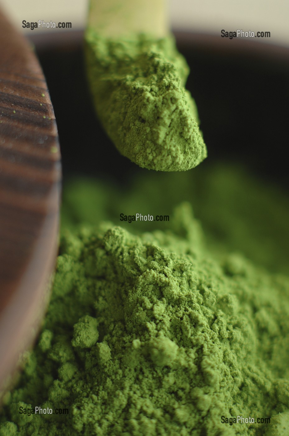 PREPARATION DE LA CEREMONIE TRADITIONNELLE DU THE. THE VERT JAPONAIS EN POUDRE (MATCHA), UTILISE AUSSI POUR PARFUMER LA CUISINE JAPONAISE ET PETITE ECOPE EN BAMBOU (CHASHAKU), JAPON, ASIE 