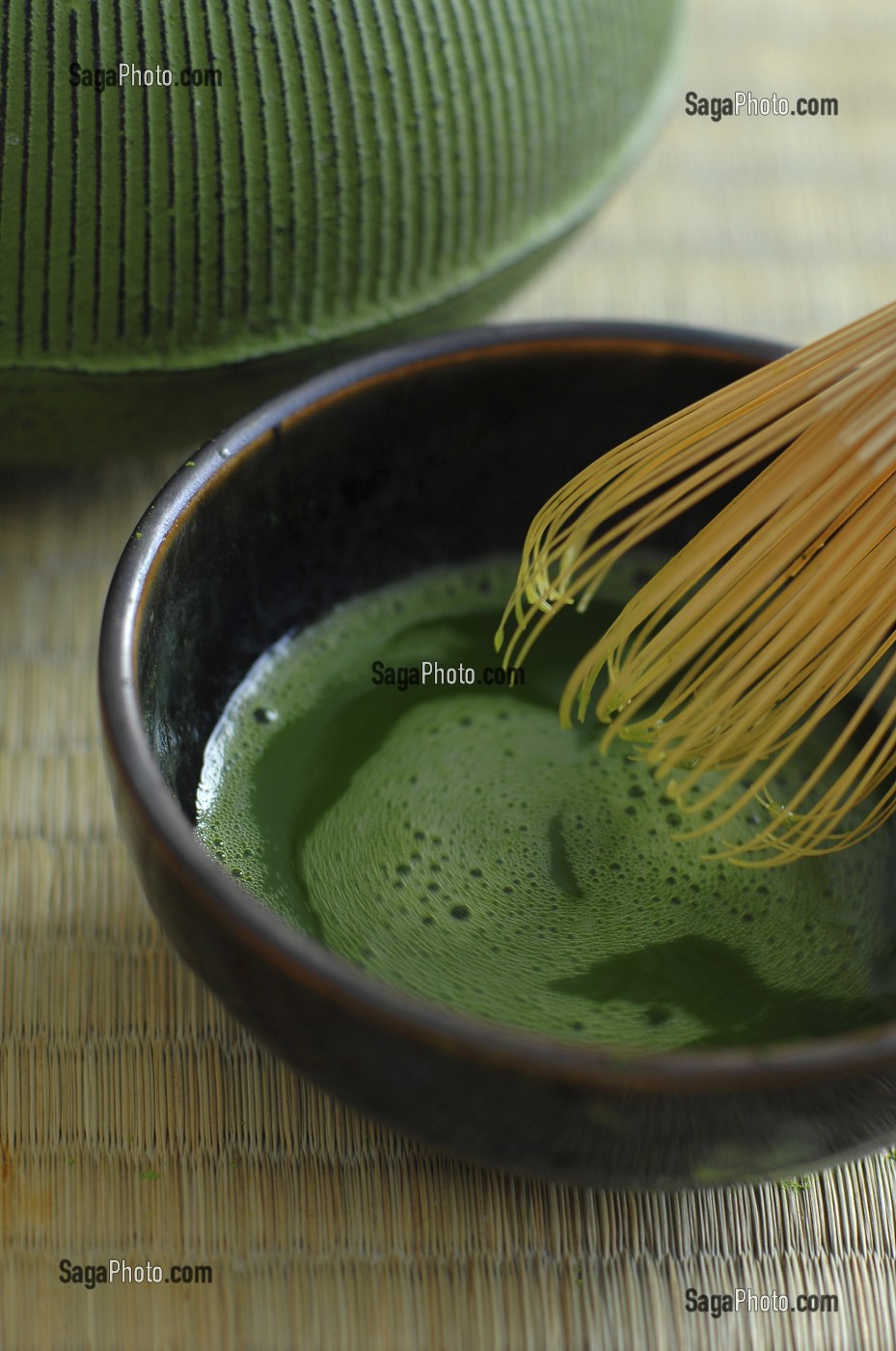 PREPARATION DE LA CEREMONIE TRADITIONNELLE DU THE. THE VERT JAPONAIS EN POUDRE (MATCHA), DILUE DANS L'EAU CHAUDE AVEC UN FOUET EN BAMBOU (CHASEN), JAPON, ASIE 
