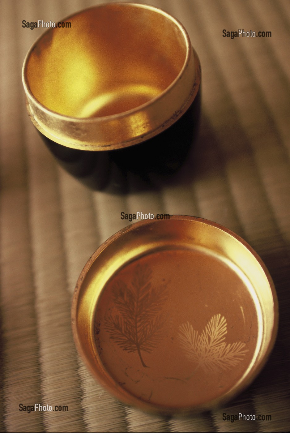 BOITE A THE VERT EN BOIS LAQUE (NATSUME) DECOREE DE MOTIFS DIFFERENTS SELON LES SAISONS, UTILISEE POUR LA CEREMONIE TRADITIONNELLE DU THE (CHANOYU), JAPON, ASIE 