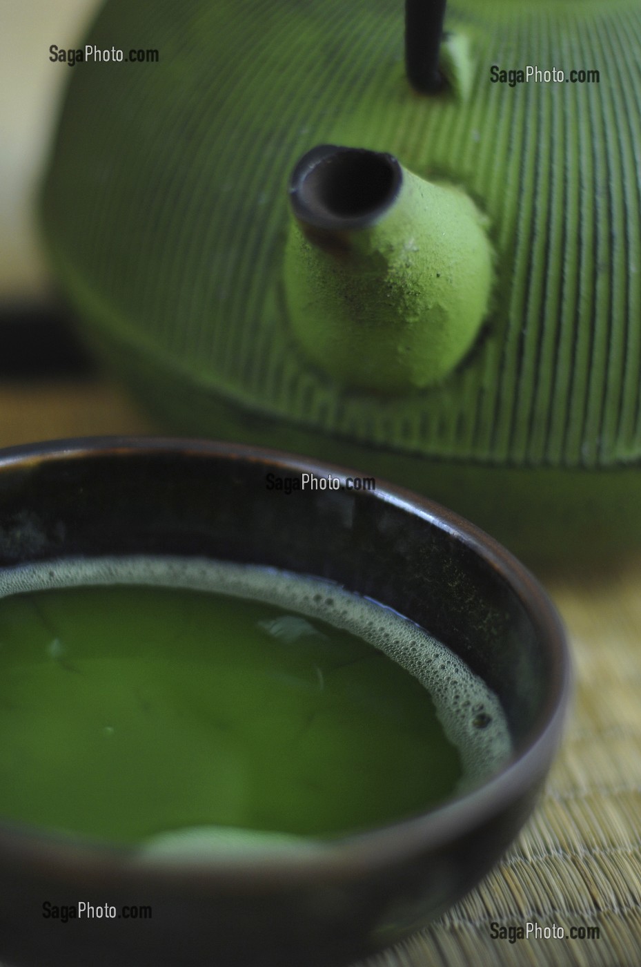 THE VERT JAPONAIS EN POUDRE (MATCHA), DILUE DANS L'EAU CHAUDE, CEREMONIE TRADITIONNELLE DU THE, JAPON, ASIE 