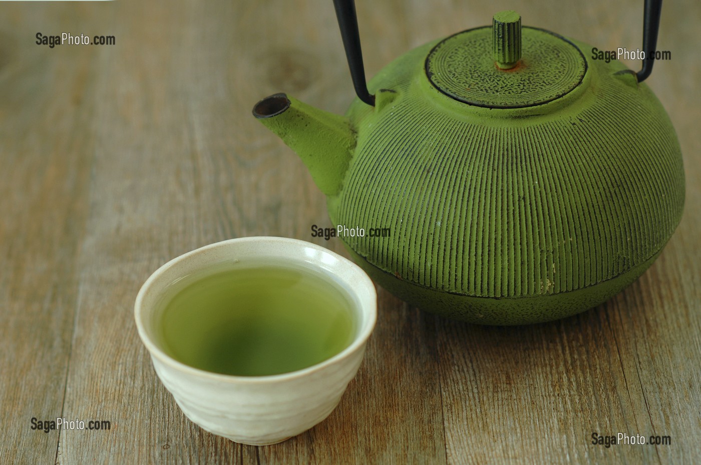 PREPARATION DU THE VERT JAPONAIS DE HAUTE QUALITE (GYOKURO) AU GOUT D’ALGUE TRES DOUX ET AUX VERTUS ANTIOXYDANTES, JAPON, ASIE 