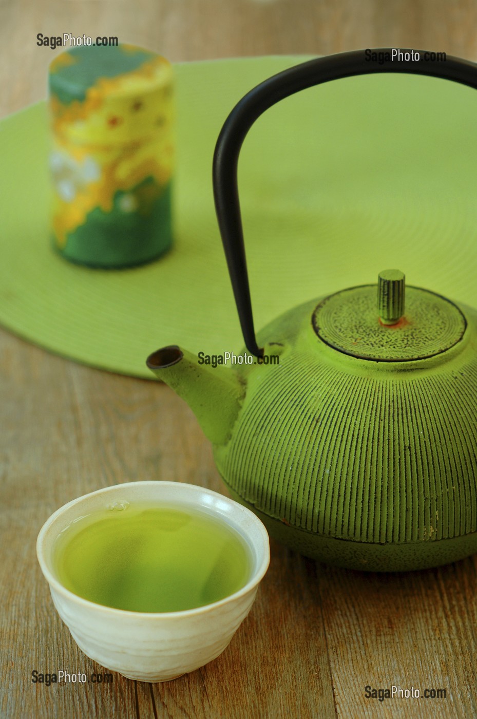 PREPARATION DU THE VERT JAPONAIS DE HAUTE QUALITE (GYOKURO) AU GOUT D’ALGUE TRES DOUX ET AUX VERTUS ANTIOXYDANTES, JAPON, ASIE 