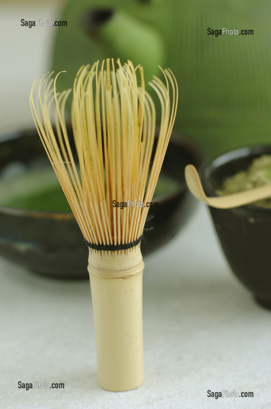 USTENSILES UTILISES POUR LA CEREMONIE TRADITIONNELLE DU THE. THE VERT JAPONAIS EN POUDRE (MATCHA) DANS SON BOL (CHAWAN), PETITE ECOPE (CHASHAKU) ET FOUET (CHASEN) EN BAMBOU, JAPON, ASIE 
