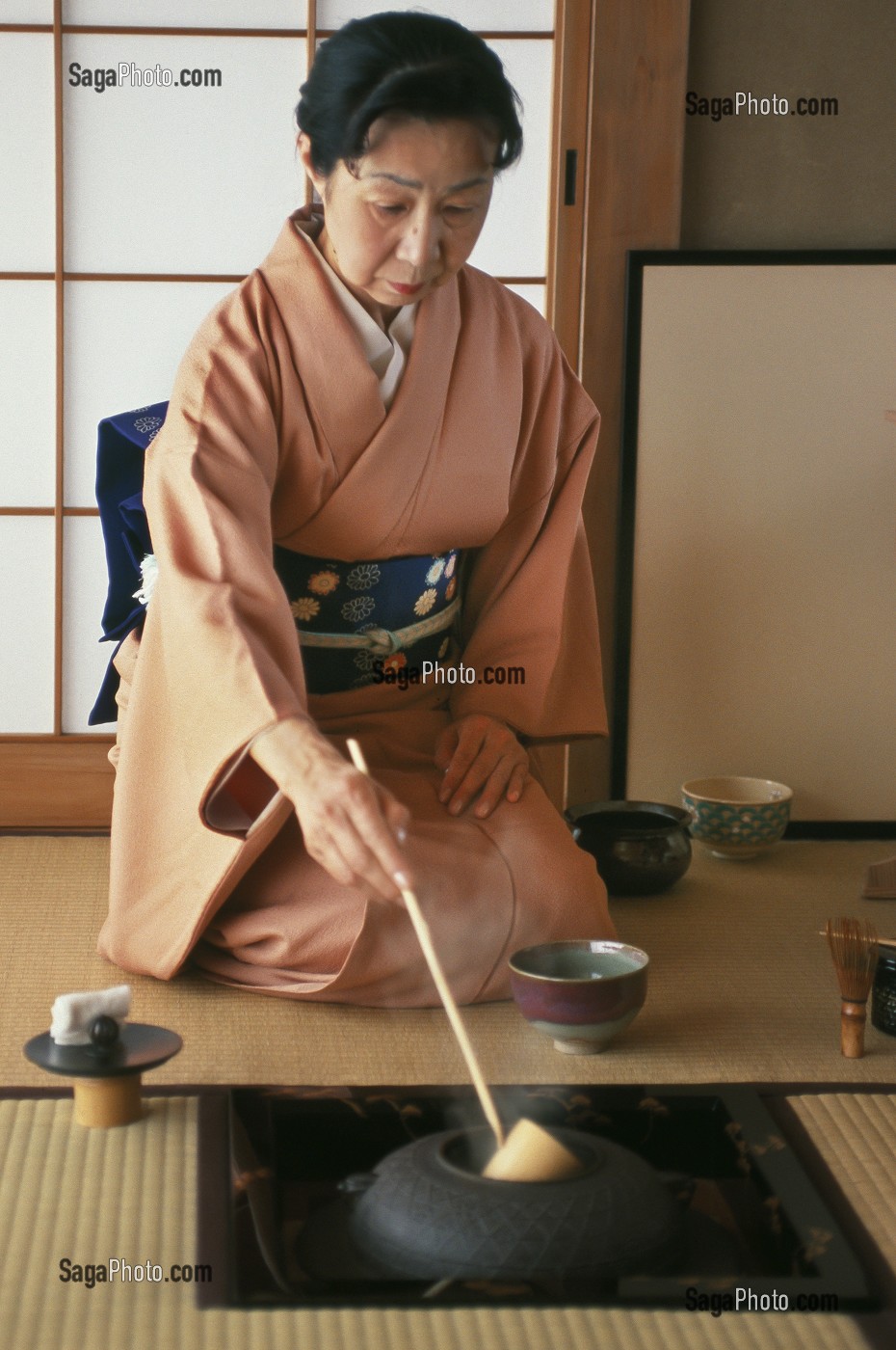JAPONAISE, MAITRE DE CEREMONIE TRADITIONNELLE DU THE (CHANOYU) QUI SE DEROULE SELON LES PRINCIPES D'HARMONIE, DE RESPECT, DE PURETE ET DE TRANQUILLITE, JAPON, ASIE 