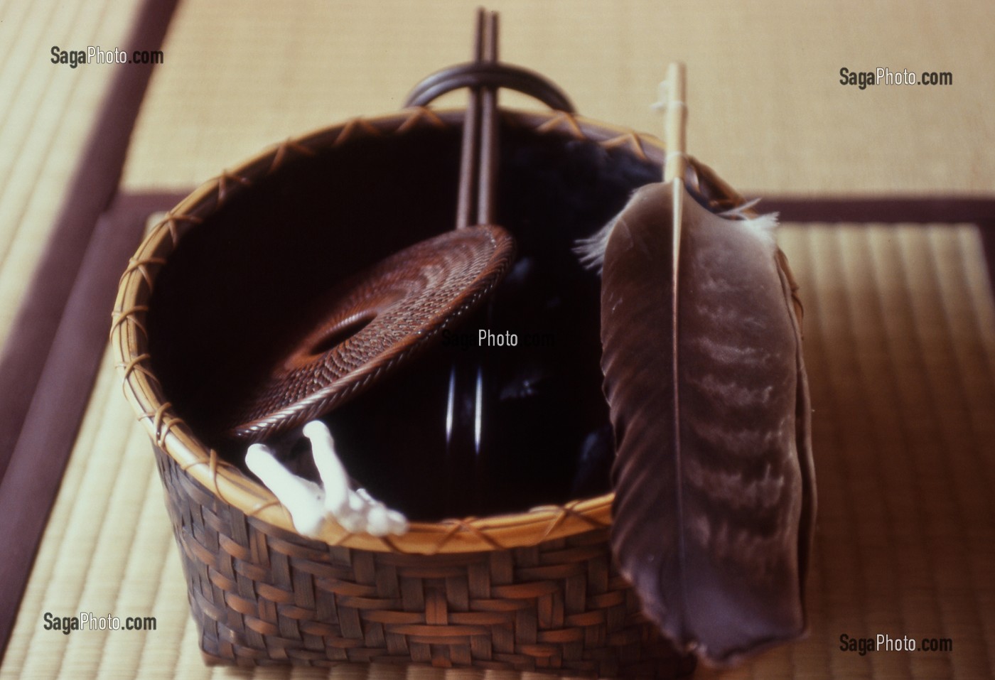 PANIER CONTENANT UN BALAI DE PLUME, DES BATONNETS DE CHARBON, DES BAGUETTES ET D'AUTRES USTENSILES UTILISES POUR LA CEREMONIE TRADITIONNELLE DU THE (CHANOYU), JAPON, ASIE 
