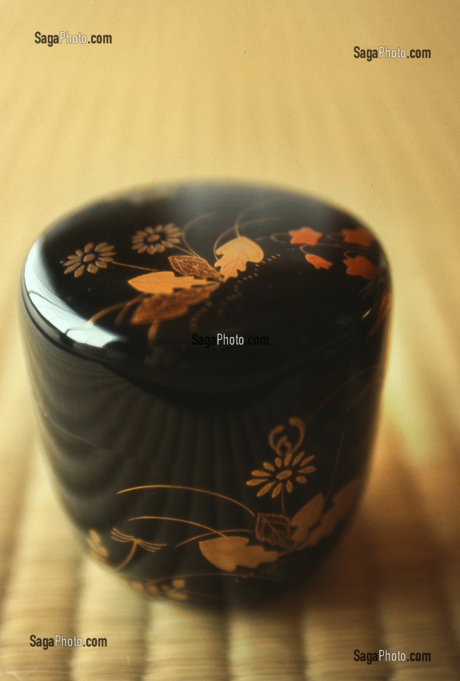 BOITE A THE VERT EN BOIS LAQUE (NATSUME) DECOREE DE MOTIFS DIFFERENTS SELON LES SAISONS, UTILISEE POUR LA CEREMONIE TRADITIONNELLE DU THE (CHANOYU), JAPON, ASIE 