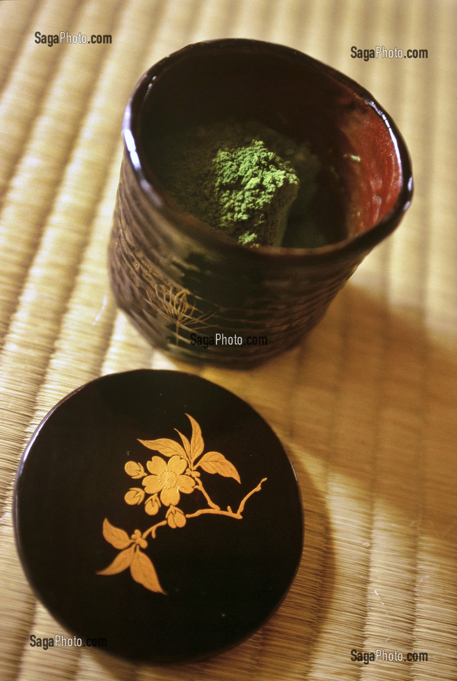 BOITE A THE VERT EN BOIS LAQUE (NATSUME) DECOREE DE MOTIFS DIFFERENTS SELON LES SAISONS, UTILISEE POUR LA CEREMONIE TRADITIONNELLE DU THE (CHANOYU), JAPON, ASIE 