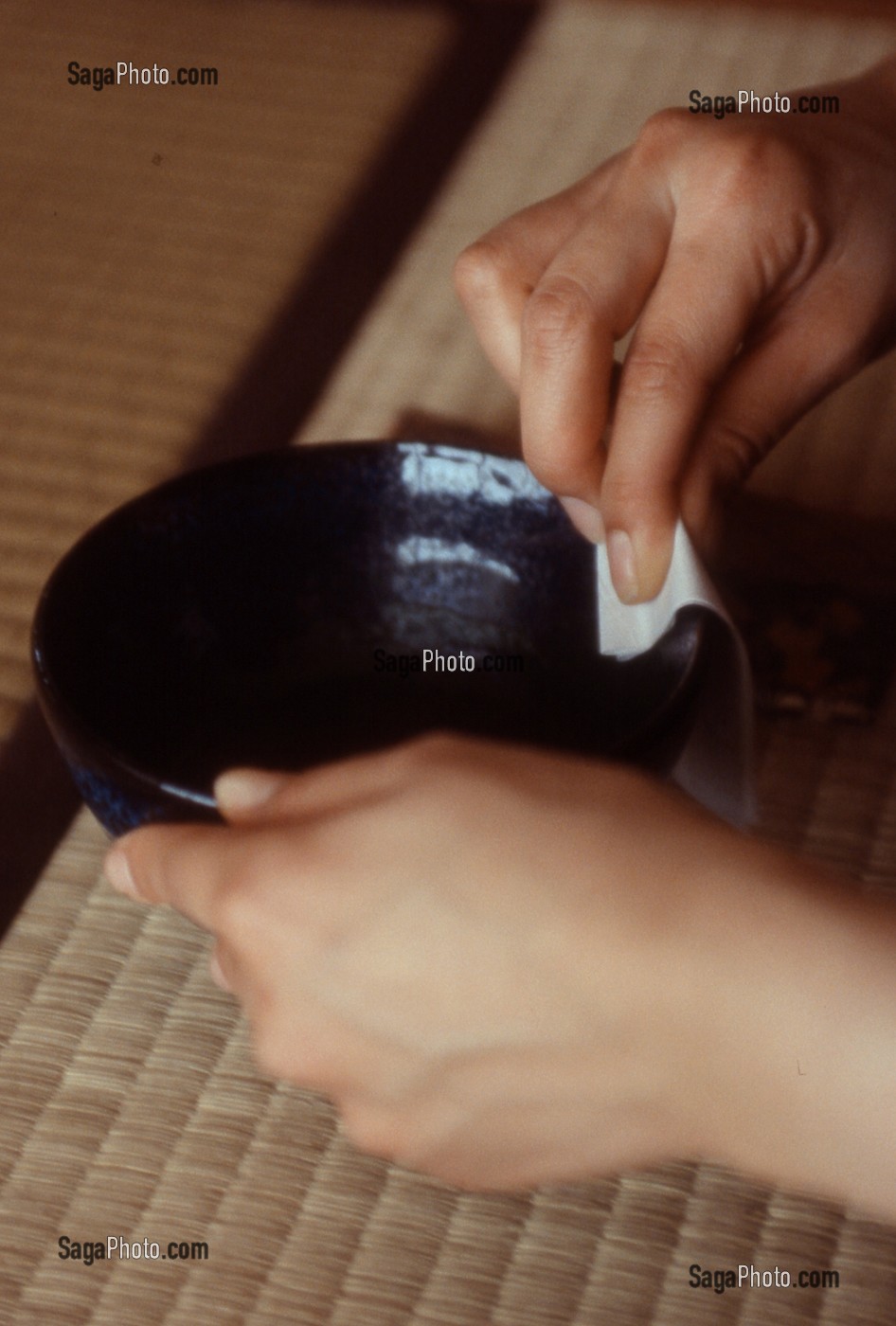 NETTOYAGE DU BOL A THE (CHAWAN) EFFECTUE SELON UN RITUEL DEVANT LES INVITES, LORS DE LA CEREMONIE TRADITIONNELLE DU THE (CHANOYU), JAPON, ASIE 