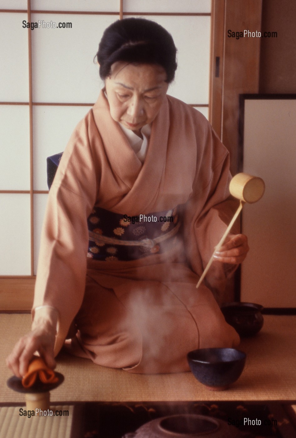 JAPONAISE, MAITRE DE CEREMONIE TRADITIONNELLE DU THE (CHANOYU) QUI SE DEROULE SELON LES PRINCIPES D'HARMONIE, DE RESPECT, DE PURETE ET DE TRANQUILLITE, JAPON, ASIE 