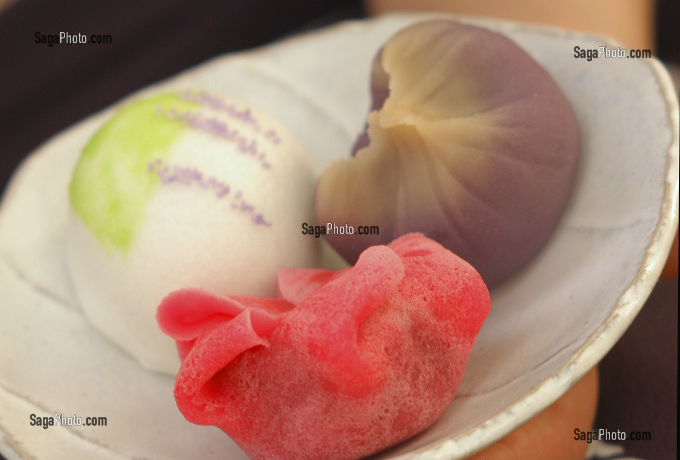 FRIANDISES (NAMAGASHI) A BASE DE PATE DE RIZ GLUANT, SERVIES LORS DE LA CEREMONIE TRADITIONNELLE DU THE (CHANOYU), GATEAUX DECORES EN HARMONIE AVEC LES SAISONS, ICI, LE PRINTEMPS, JAPON, ASIE 