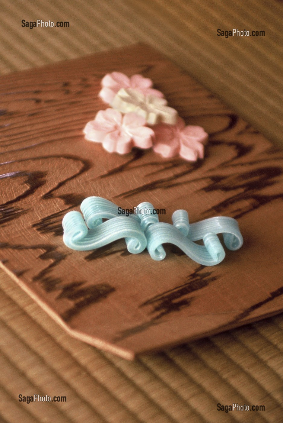 FRIANDISES (NAMAGASHI) A BASE DE SUCRES COLORES, SERVIES LORS DE LA CEREMONIE TRADITIONNELLE DU THE (CHANOYU), JAPON, ASIE 