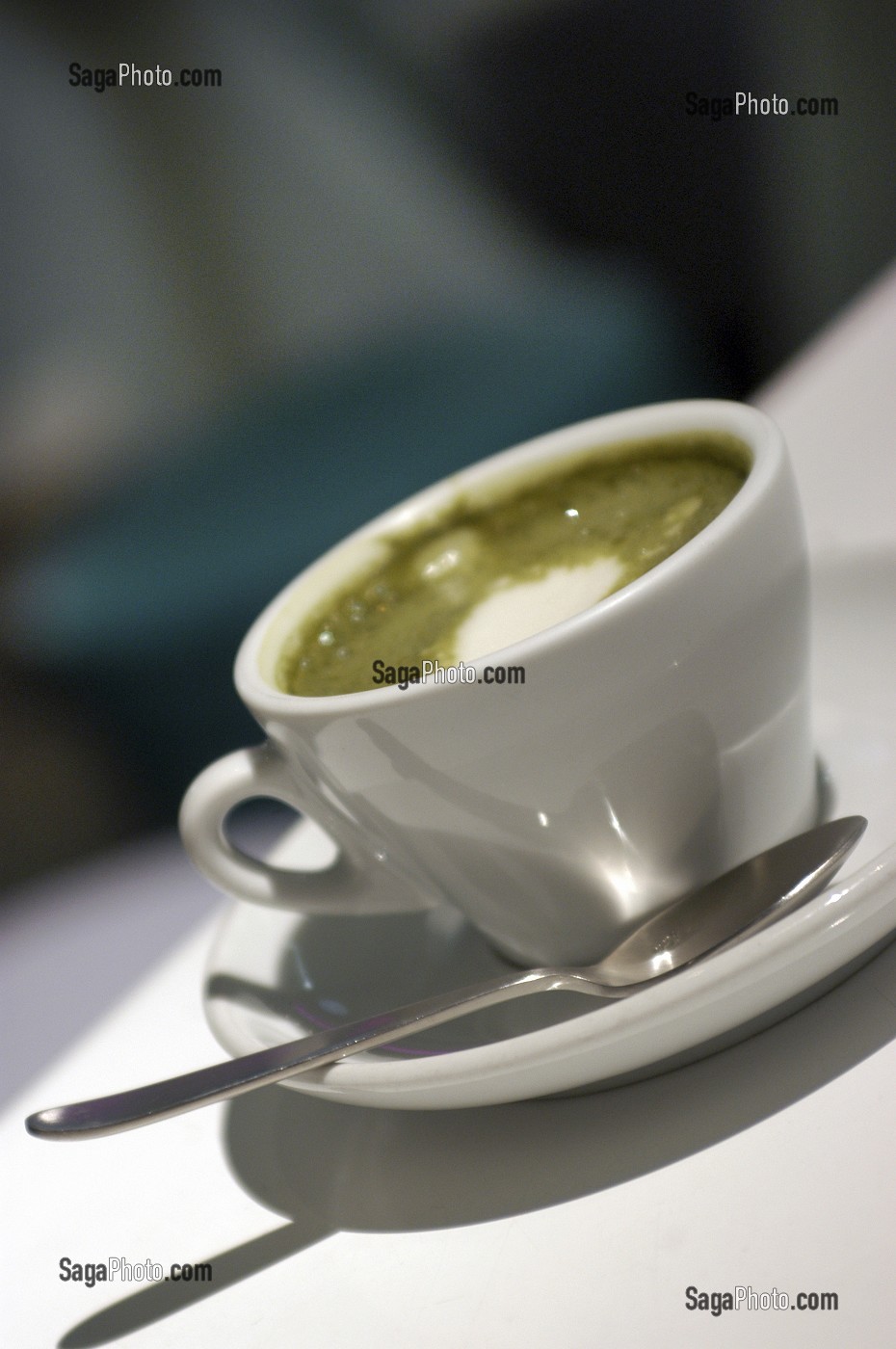 BOISSON A BASE DE THE VERT JAPONAIS EN POUDRE (MATCHA) MELANGE AVEC DU LAIT, SERVIE DANS UN BAR, JAPON, ASIE 