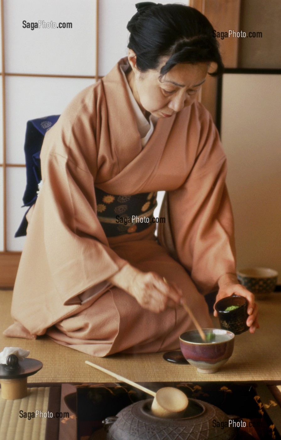 JAPONAISE, MAITRE DE CEREMONIE TRADITIONNELLE DU THE (CHANOYU) QUI SE DEROULE SELON LES PRINCIPES D'HARMONIE, DE RESPECT, DE PURETE ET DE TRANQUILLITE, JAPON, ASIE 