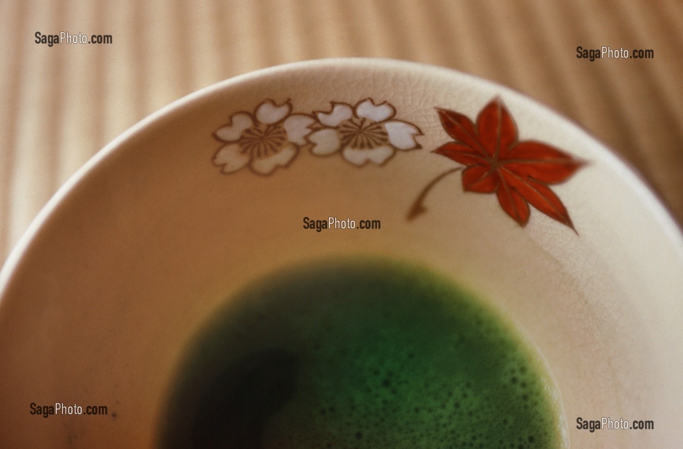 USTENSILE DE LA CEREMONIE TRADITIONNELLE DU THE (CHANOYU), BOL A THE (CHAWAN) DECORE DE MOTIFS EN RAPPORT AVEC LES SAISONS, JAPON, ASIE 