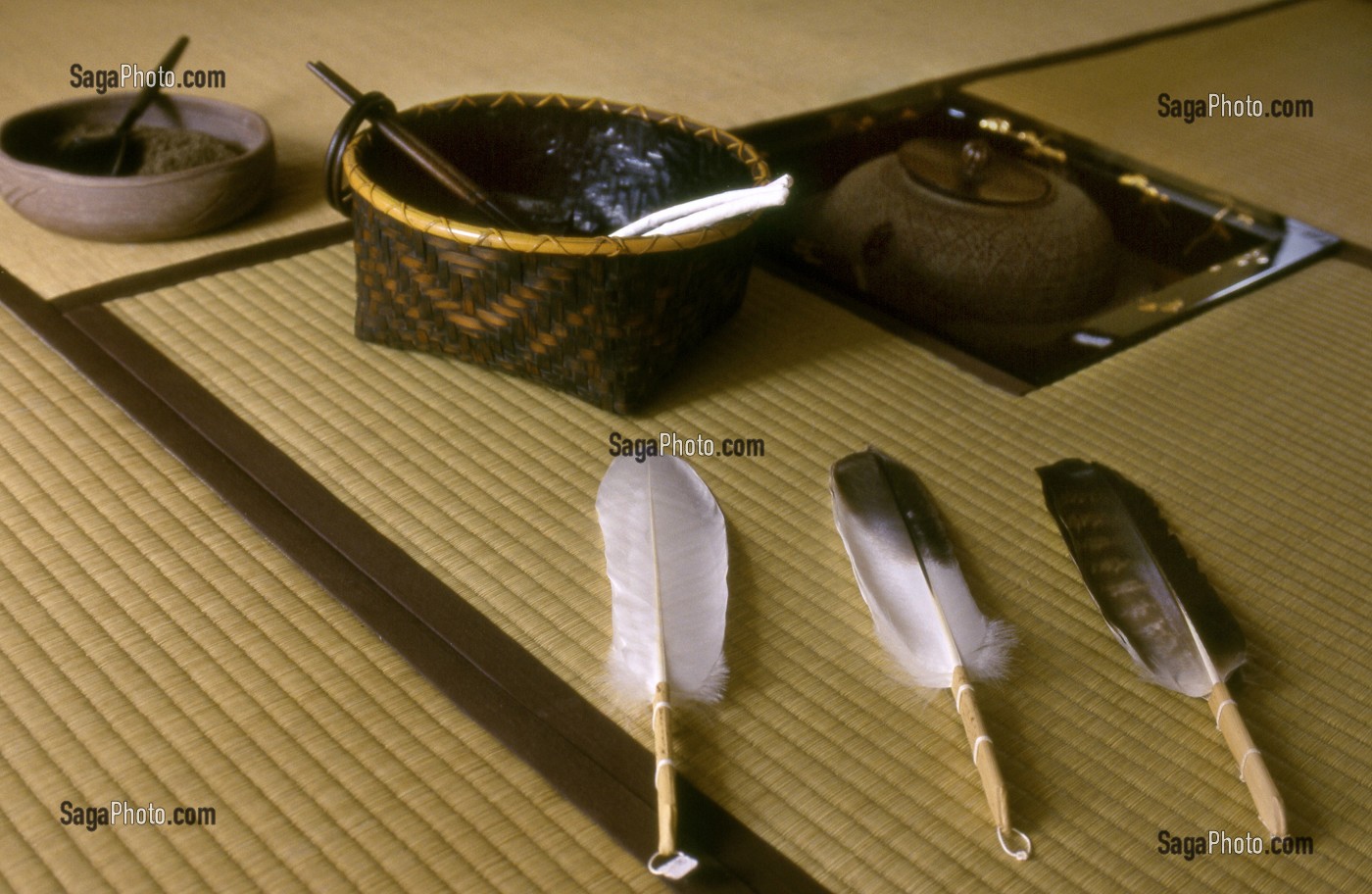 BALAIS DE PLUME POUR NETTOYER LA CENDRE AUTOUR DU FOYER (RO) ET AUTRES USTENSILES UTILISES POUR LA CEREMONIE TRADITIONNELLE DU THE (CHANOYU), JAPON, ASIE 