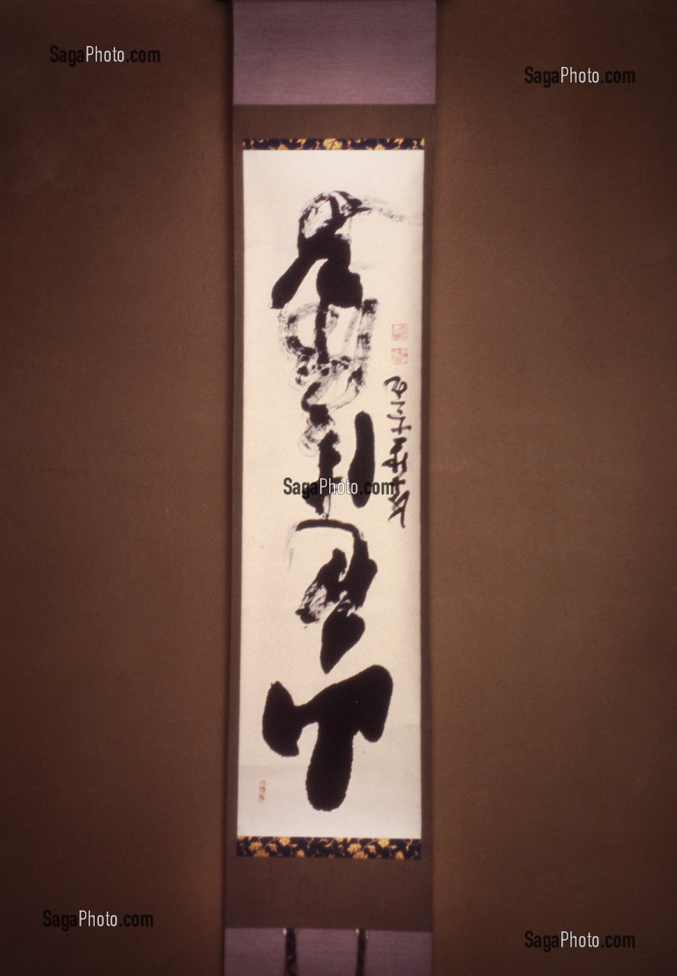 CALLIGRAPHIE (KAKEMONO), SEUL ORNEMENT DE LA CHAMBRE DE THE (CHA NO MA) SUSPENDU DANS L'ALCOVE SURELEVEE (TOKONOMA), CEREMONIE TRADITIONNELLE DU THE (CHANOYU), JAPON, ASIE 