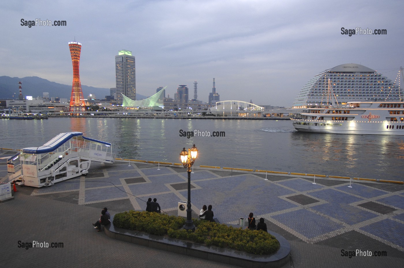 PORT DE KOBE, UN DES PLUS IMPORTANTS DU JAPON, RECONSTRUIT AINSI QUE LA VILLE APRES UN VIOLENT SEISME EN 1995, KOBE, ILE DE HONSHU, JAPON, ASIE 