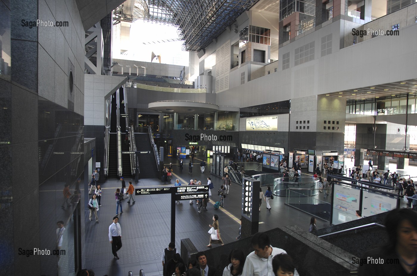 GARE FERROVIAIRE DE KYOTO RECONSTRUITE EN 1997, L'UNE DES PLUS IMPORTANTES DU JAPON AVEC ONZE ETAGES, DES RESTAURANTS, HOTELS ET BOUTIQUES, KYOTO, JAPON, ASIE 