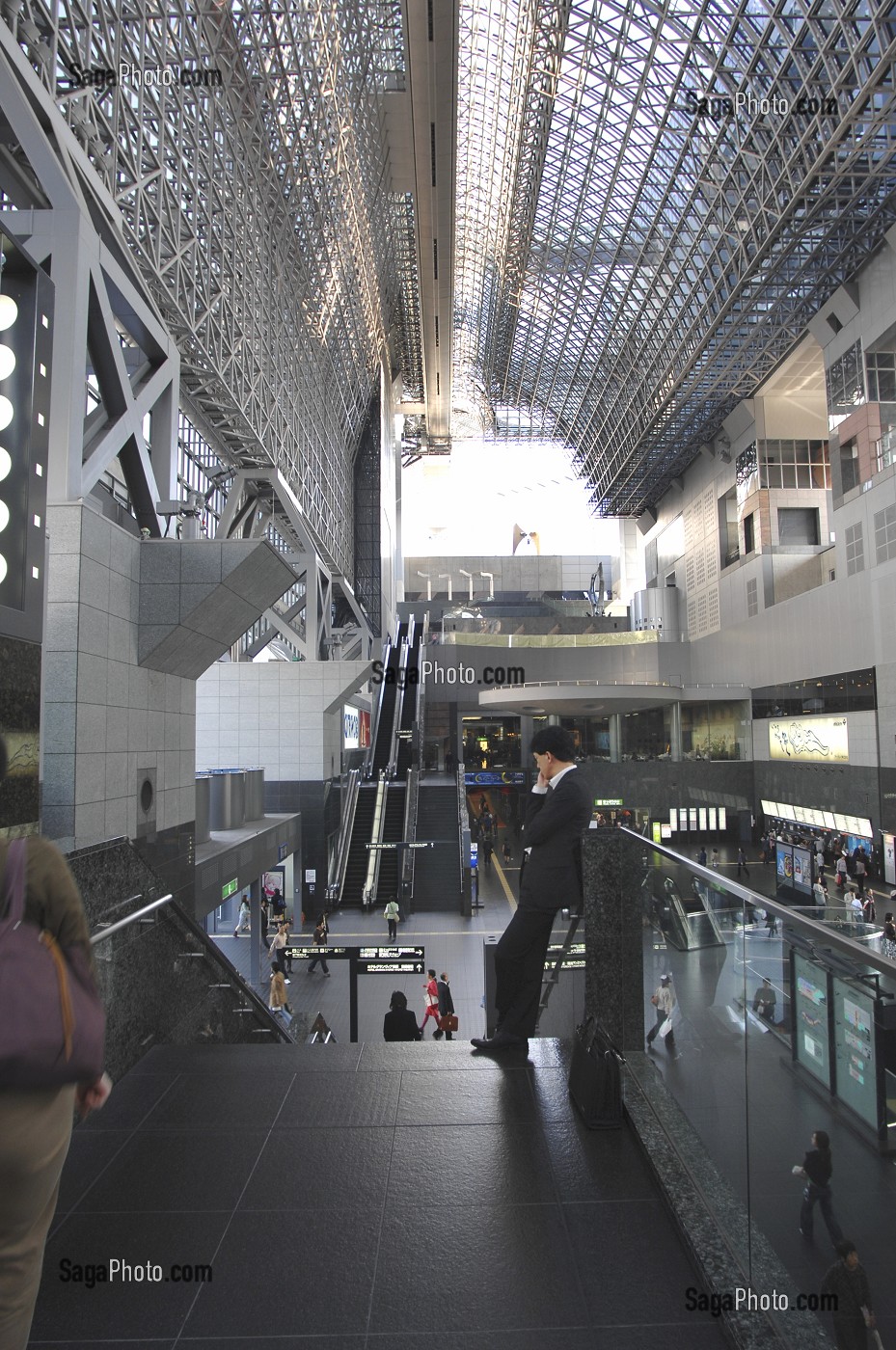 GARE FERROVIAIRE DE KYOTO RECONSTRUITE EN 1997, L'UNE DES PLUS IMPORTANTES DU JAPON AVEC ONZE ETAGES, DES RESTAURANTS, HOTELS ET BOUTIQUES, KYOTO, JAPON, ASIE 