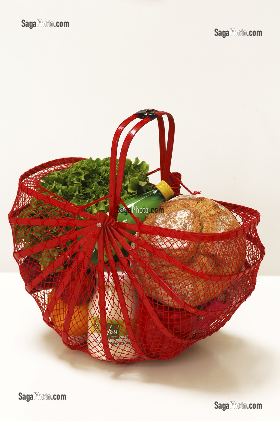 ALIMENTATION BIO DANS UN PETIT PANIER DE COURSES, NOUVEAU STYLE DE VIE TOURNE VERS L'AGRICULTURE BIOLOGIQUE OU PHENOMENE DE MODE 