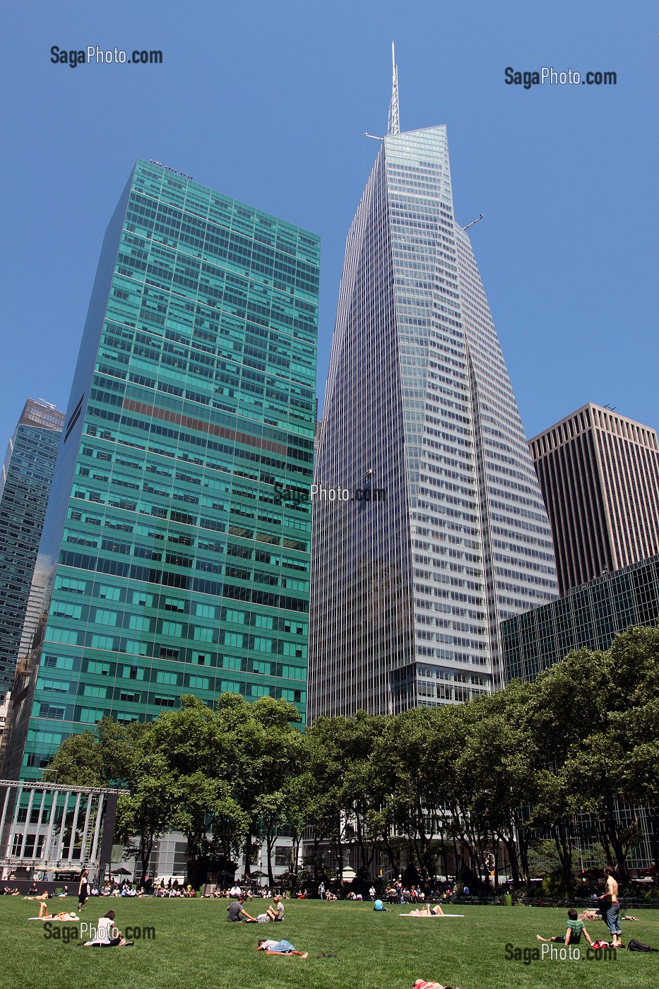 BRYANT PARK ENTOURE PAR LES BUILDINGS DONT LE SIEGE DE LA BANK OF AMERICA A DROITE, QUARTIER DE MIDTOWN, MANHATTAN, NEW YORK CITY, ETAT DE NEW YORK, ETATS-UNIS 