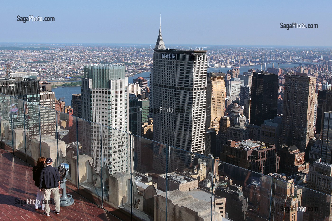 TOURISTES ADMIRANT LE PANORAMA SUR MANHATTAN DEPUIS LE TOP OF THE ROCK, TERRASSE PANORAMIQUE DU GE BUILDING, ROCKEFELLER CENTER, QUARTIER DE MIDTOWN, MANHATTAN, NEW YORK CITY, ETAT DE NEW YORK, ETATS-UNIS 