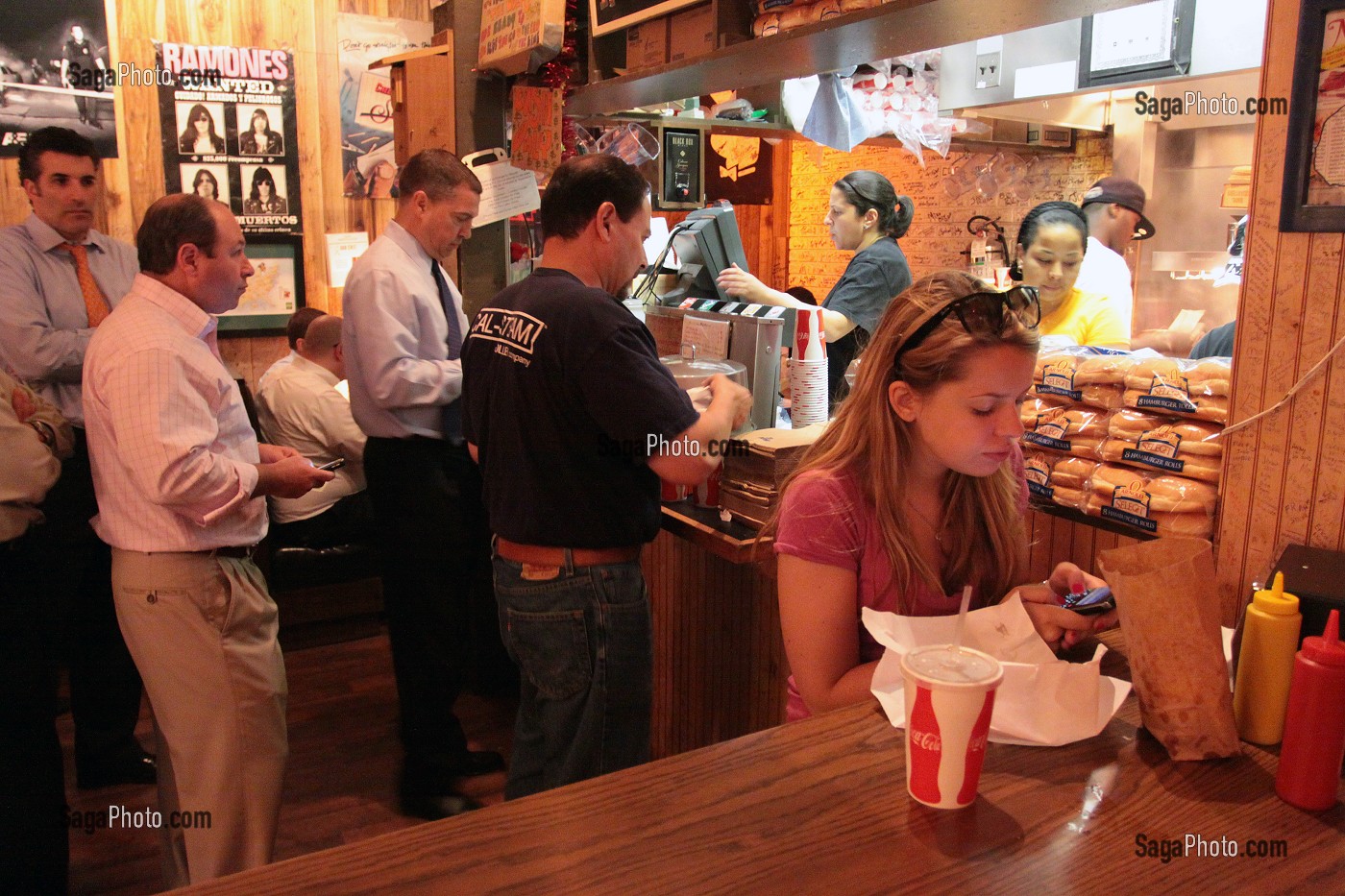 JEUNE FEMME MANGEANT UN HAMBURGER AU RESTAURANT BURGER JOINT, HOTEL PARKER MERIDIEN, QUARTIER DE MIDTOWN, MANHATTAN, NEW YORK CITY, ETAT DE NEW YORK, ETATS-UNIS 