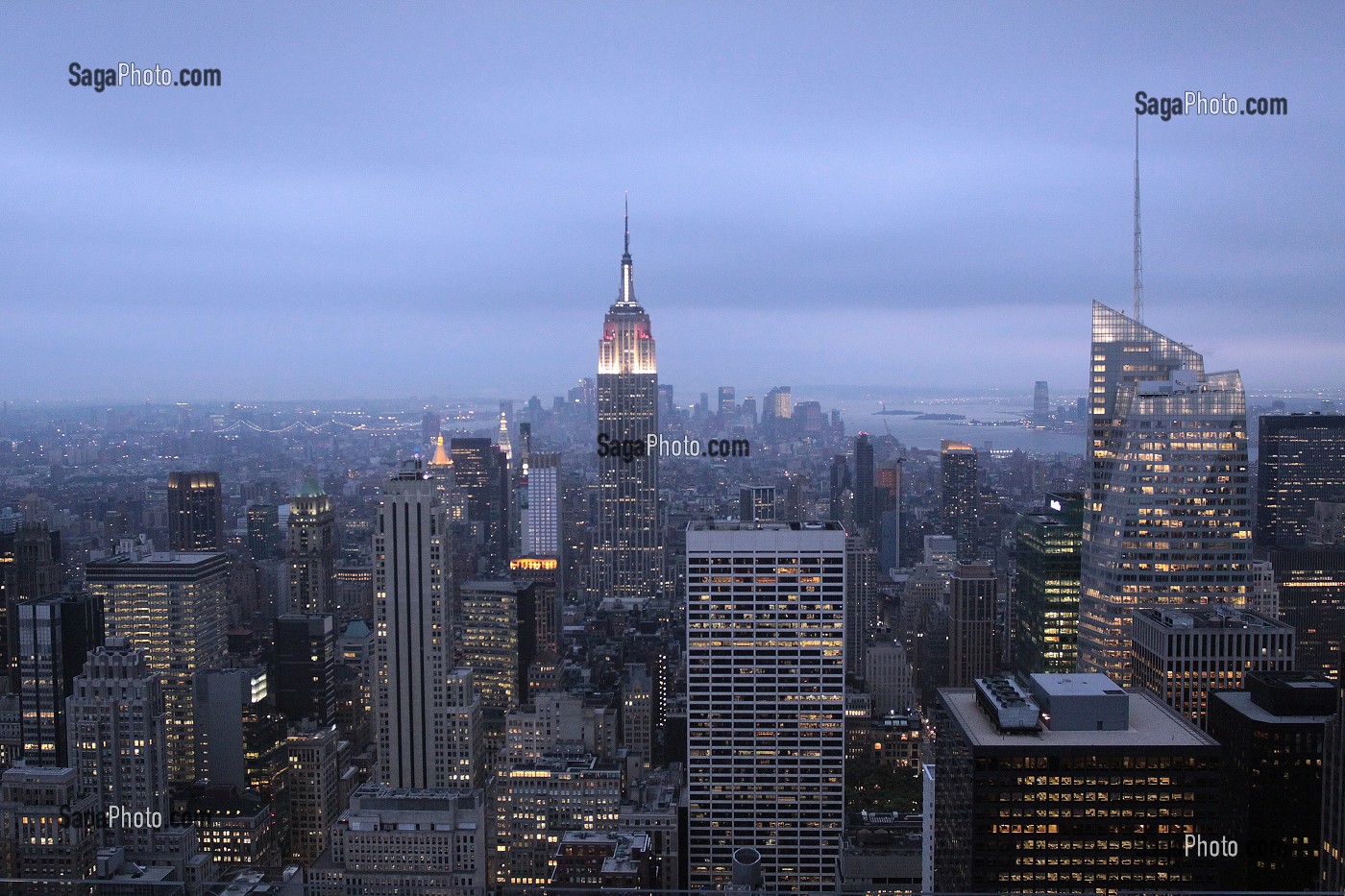 VUE A LA TOMBEE DE LA NUIT SUR L'EMPIRE STATE BUILDING ET LE QUARTIER DE MIDTOWN DEPUIS LE TOP OF THE ROCK, OBSERVATOIRE DU ROCKEFELLER CENTER, MANHATTAN, NEW YORK CITY, ETAT DE NEW YORK, ETATS-UNIS 