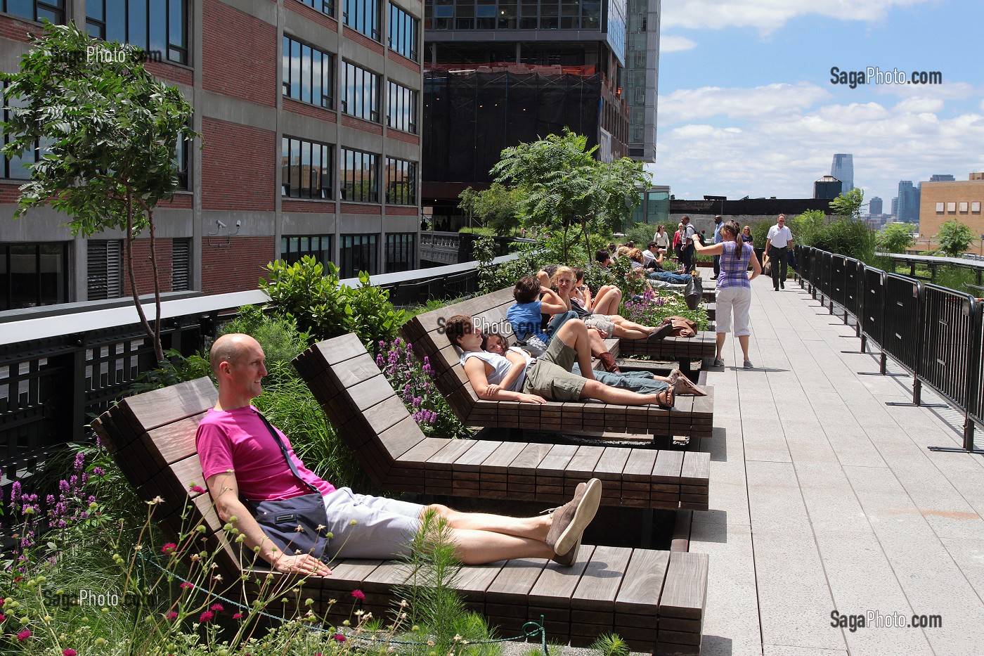 TOURISTES ET NEW-YORKAIS SE PROMENANT OU SE REPOSANT LE LONG DE LA HIGH LINE, PROMENADE AERIENNE AMENAGEE SUR UNE ANCIENNE VOIE DE CHEMIN DE FER, QUARTIER DE MEATPACKING, MANHATTAN, NEW YORK CITY, ETAT DE NEW YORK, ETATS-UNIS 