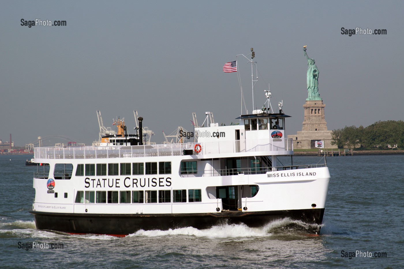 BATEAU DE LA COMPAGNIE STATUE CRUISES CONDUISANT LES TOURISTES SUR L'ILE DE LA STATUE DE LA LIBERTE, PORT DE NEW YORK CITY, ETAT DE NEW YORK, ETATS-UNIS 