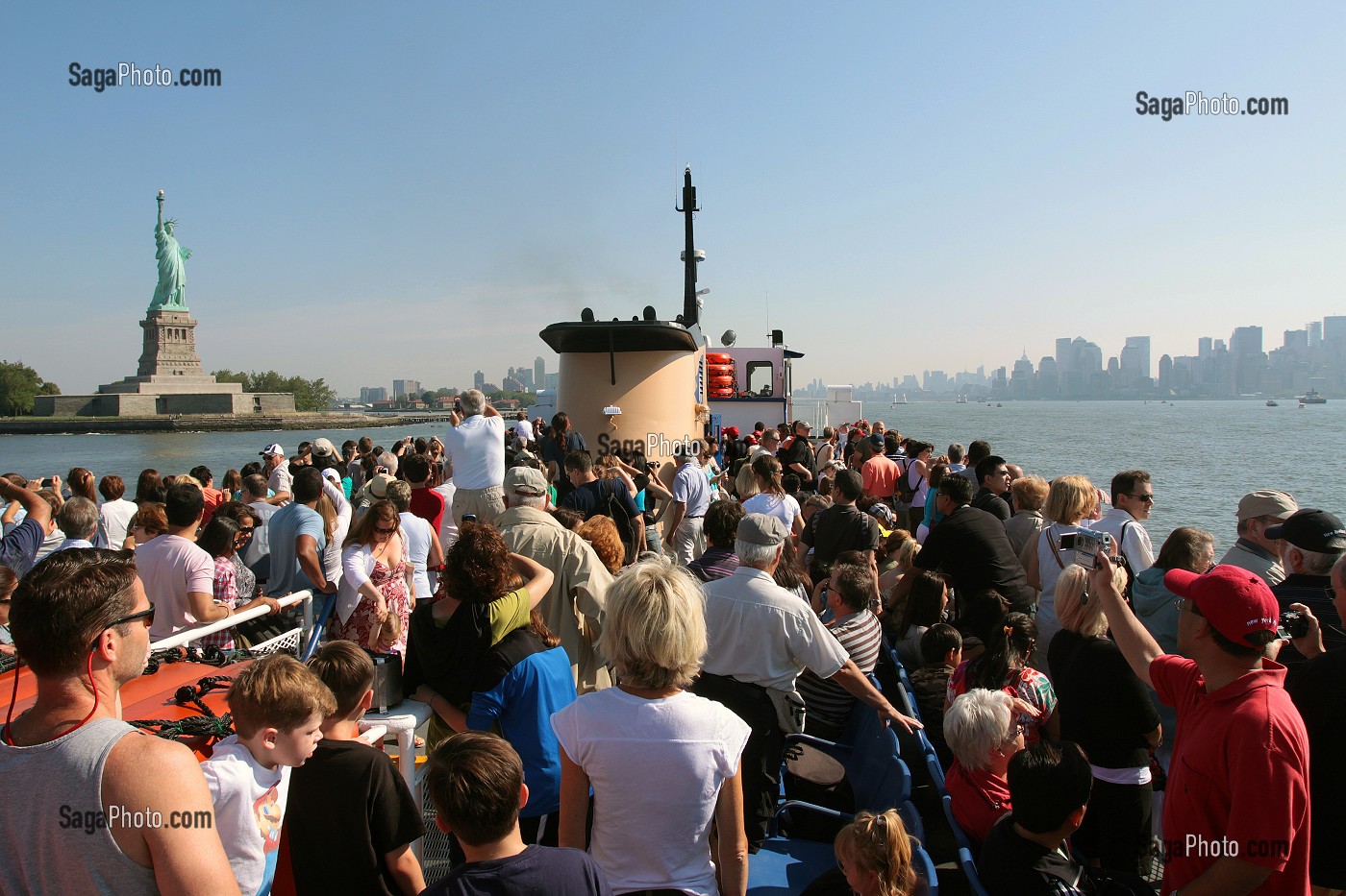 TOURISTES A BORD D'UN BATEAU DE LA COMPAGNIE STATUE CRUISES SE RENDANT SUR L'ILE DE LA STATUE DE LA LIBERTE, PORT DE NEW YORK CITY, ETAT DE NEW YORK, ETATS-UNIS 